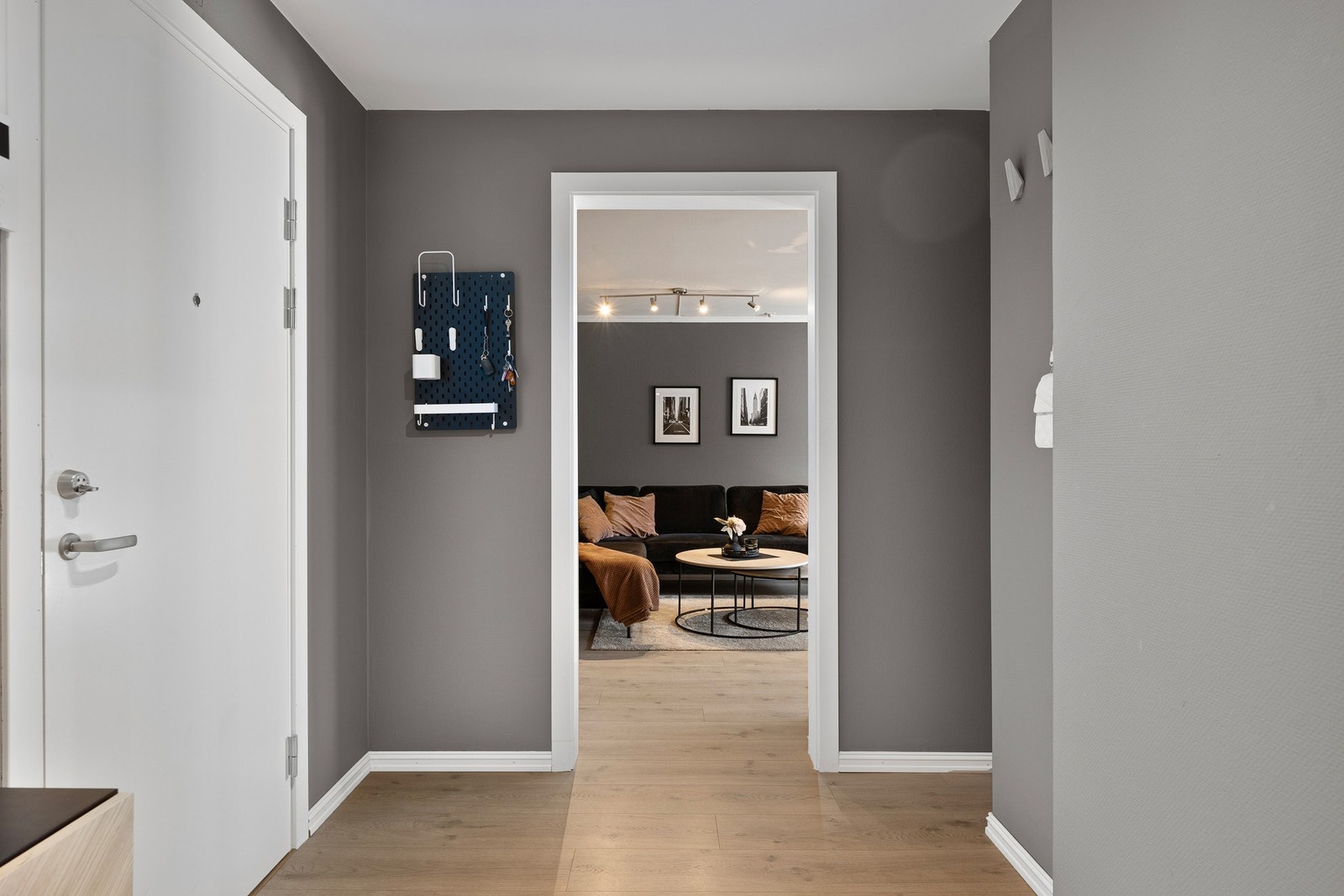 Leiligheten er utstyrt med porttelefon og videomonitor med
fjernbetjent åpning av hoveddøren i blokka. Galleribilde