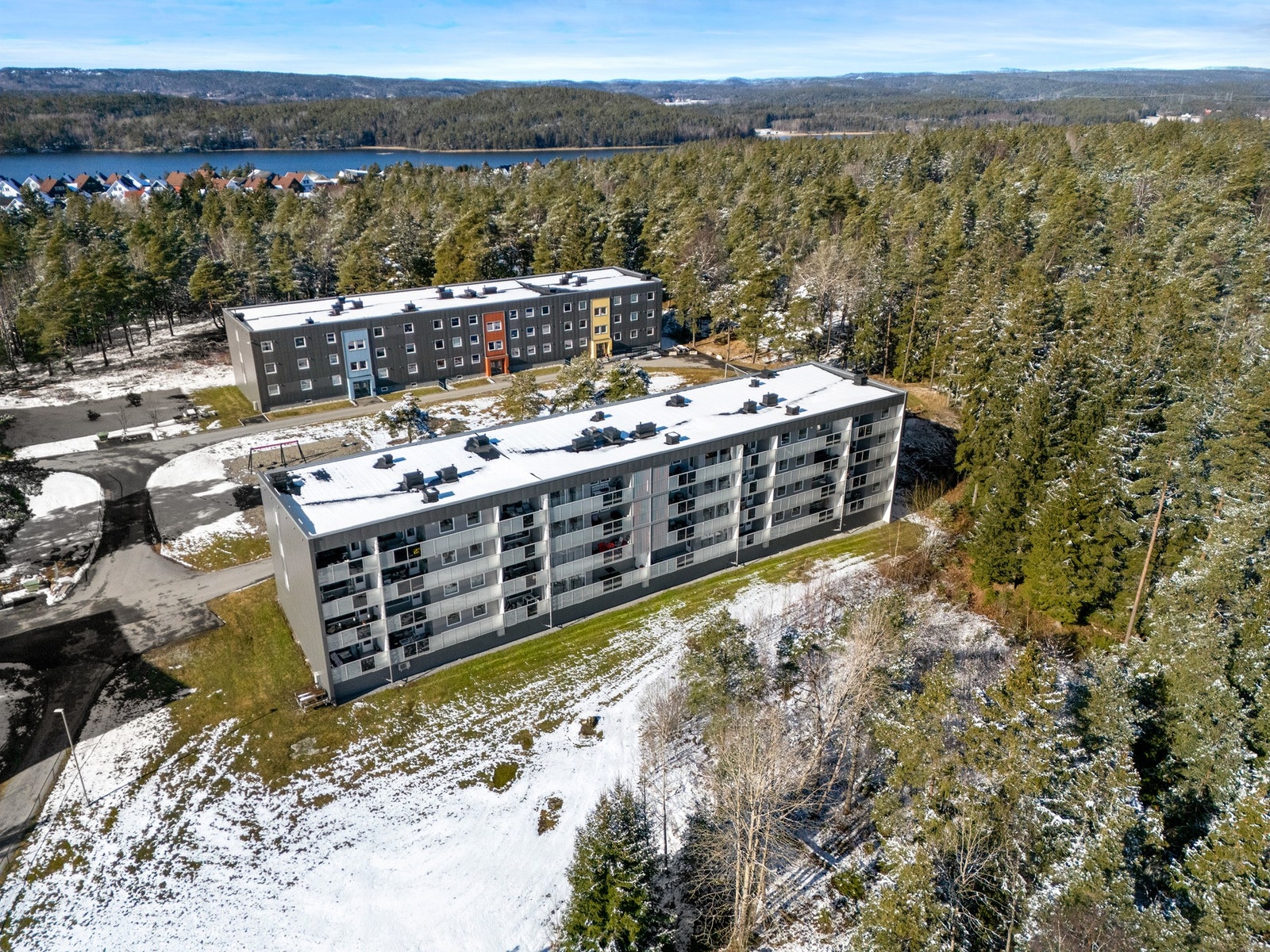 Naturskjønne omgivelser. Lysløypa ligger rett utenfor døren. Galleribilde
