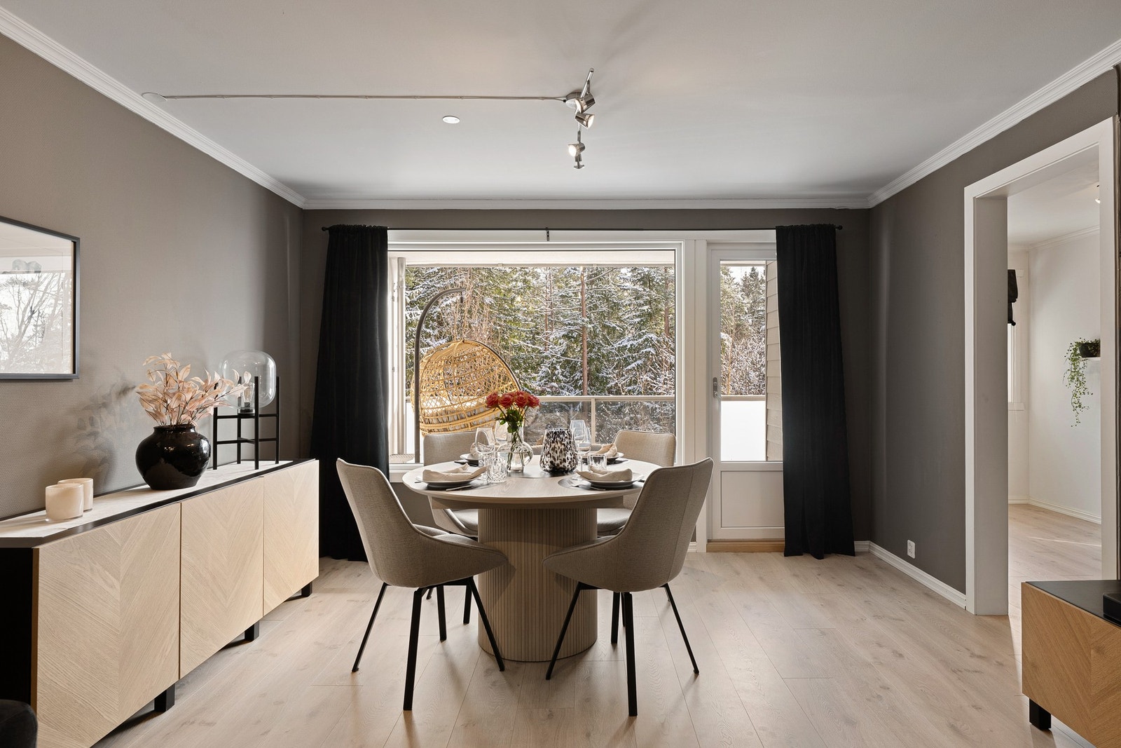 Gode vindusflater med utsyn mot naturen. Galleribilde