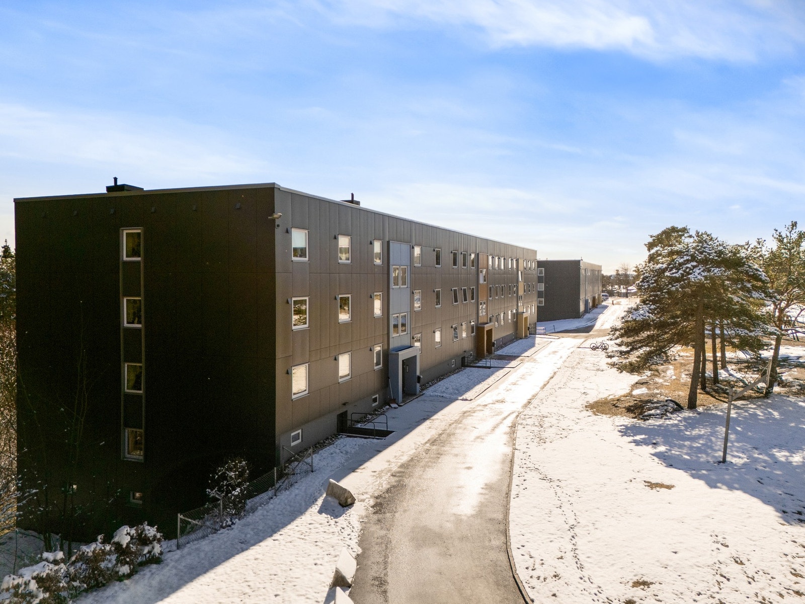 Felles tomt med lekeplass og egne sittebenker plassert flere steder. Galleribilde