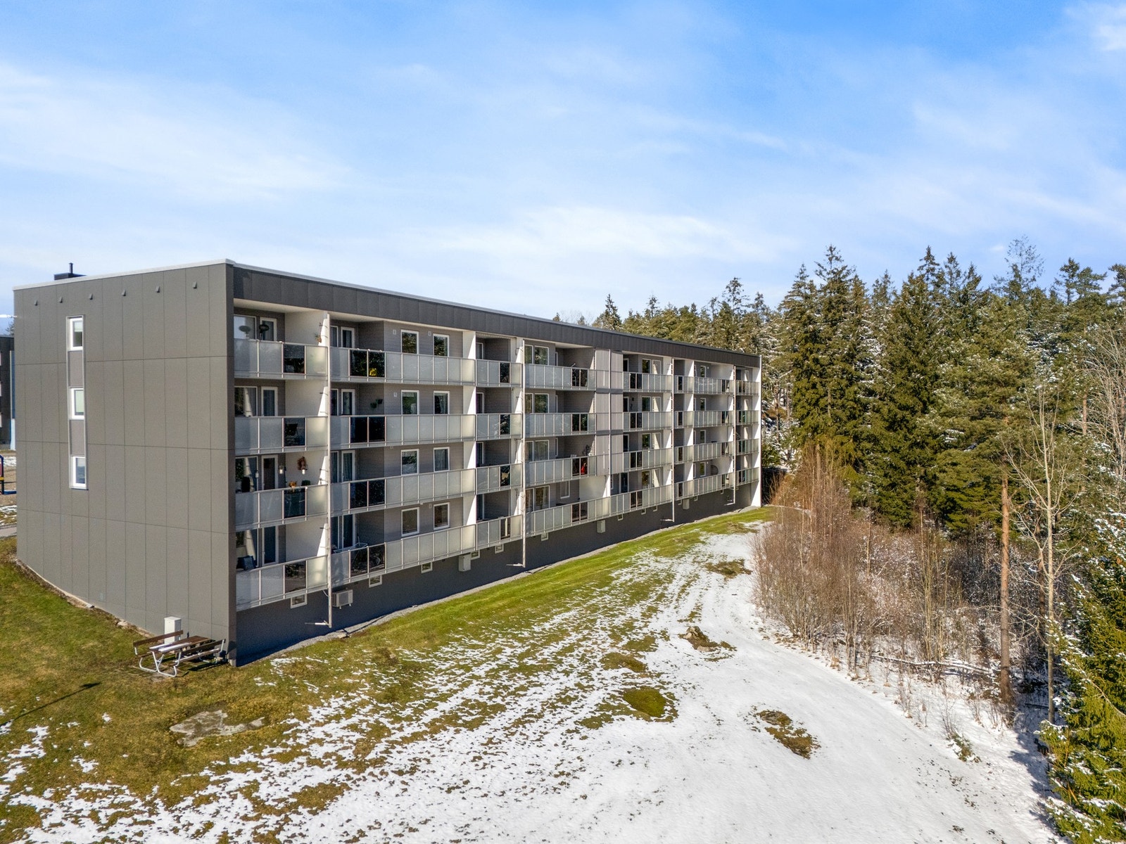 Leiligheten ligger i Åsly Borettslag på Kurland, tett inntil marka. Galleribilde