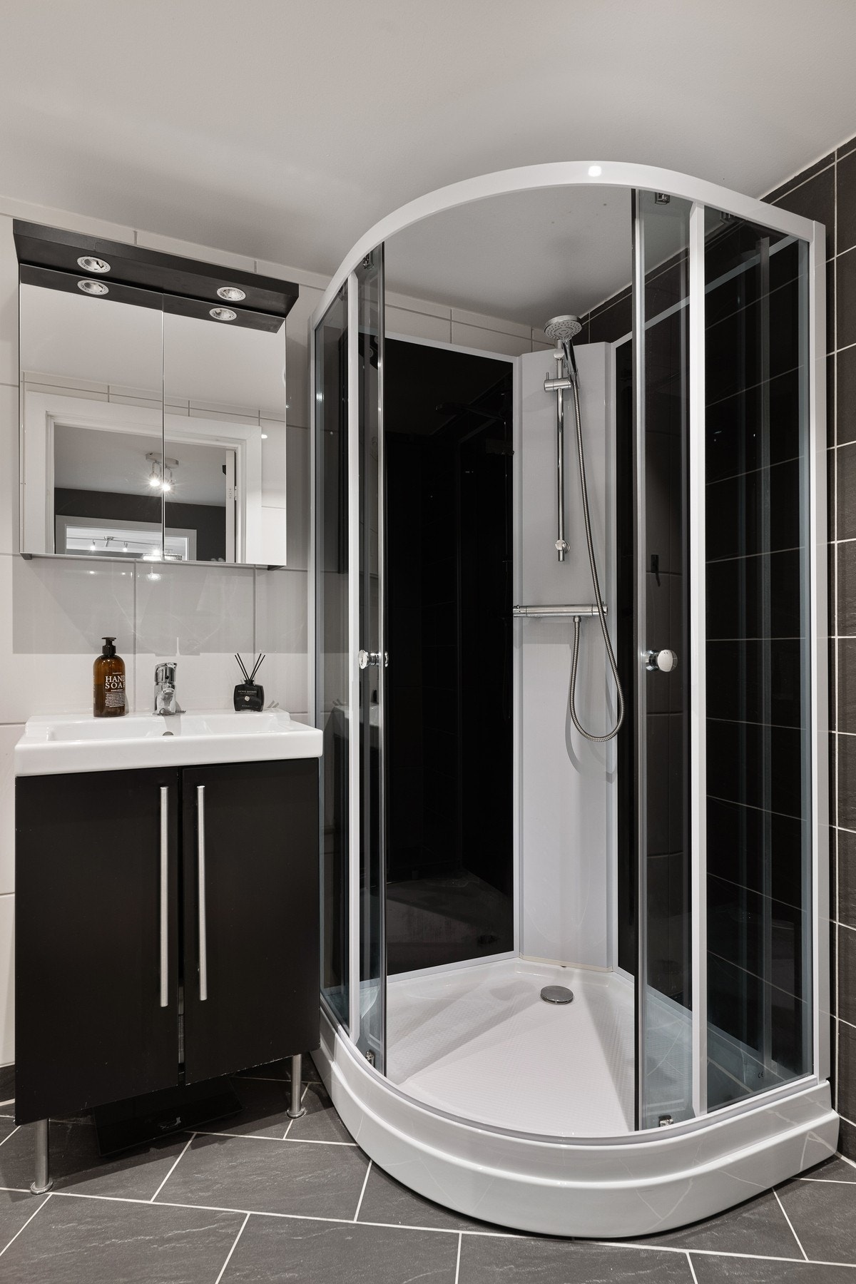 Badet har innredning med nedfelt servant, veggmontert toalett,
dusjkabinett og opplegg for vaskemaskin. Galleribilde