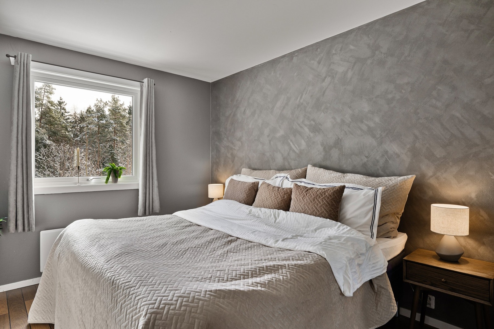 Romslig soverom med plass til dobbeltseng og nattbord. Galleribilde