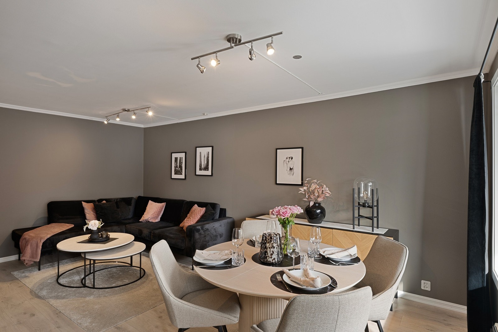 I Stuen er det plass til en hyggelig sofagruppe, samt en prakrisk spisestue. Galleribilde