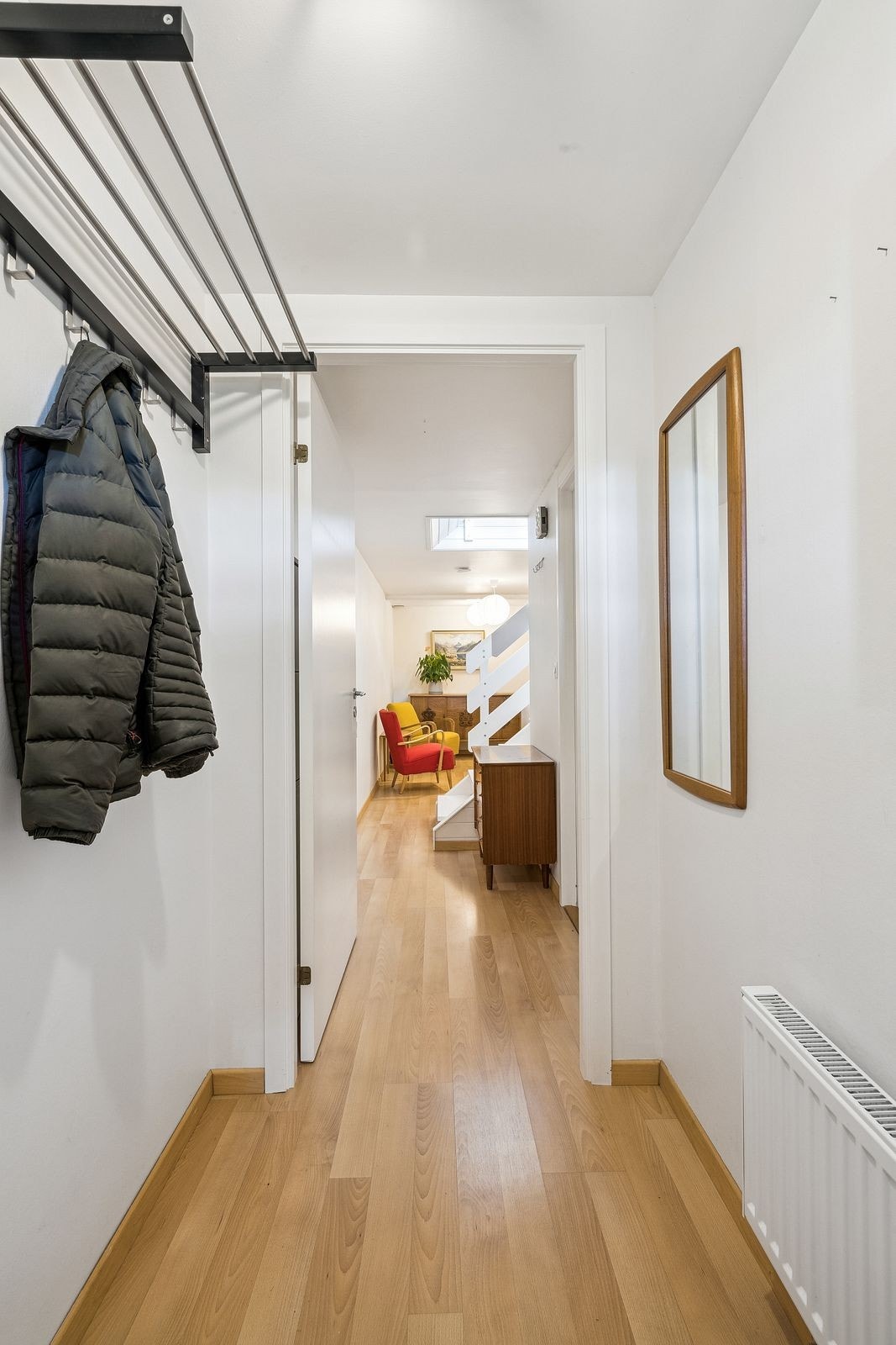 Entré med plass til å henge fra seg ytterklærne og sko. Galleribilde