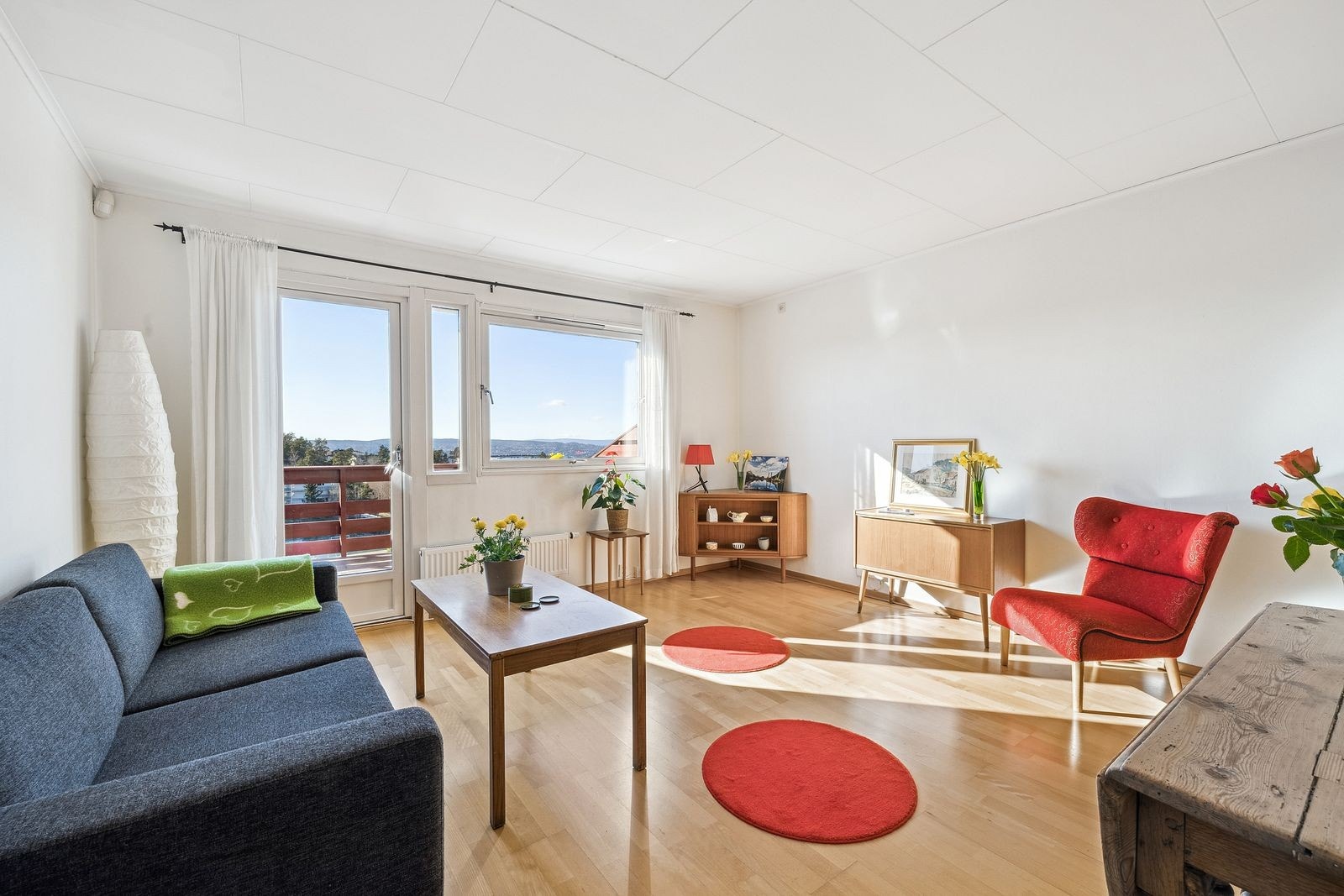 Romslig stue med store vindusflater som gir godt med naturlig lys. Galleribilde