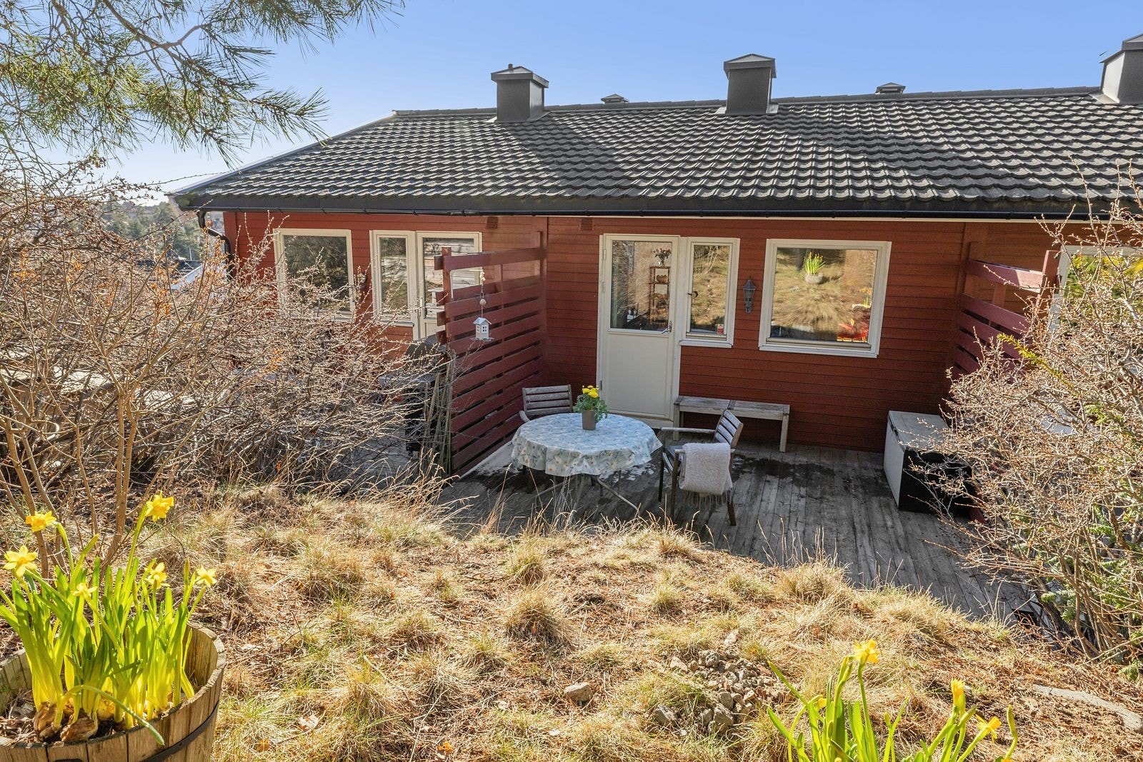 Utgang til en østvendt terrasse fra kjøkken med tregulv på ca. 15 kvm. Galleribilde