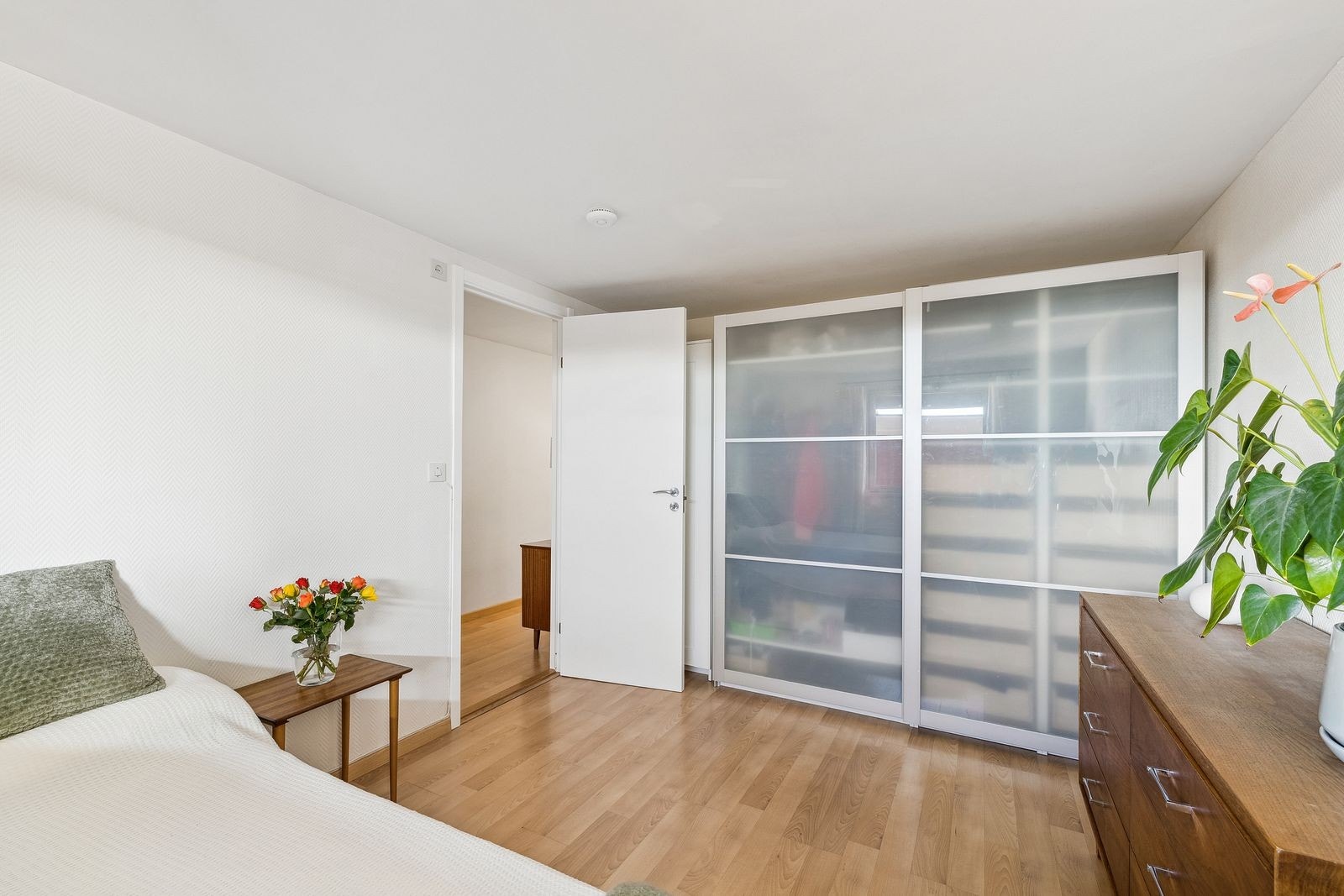 Romslig soverom med god plass til garderobe og seng. Galleribilde