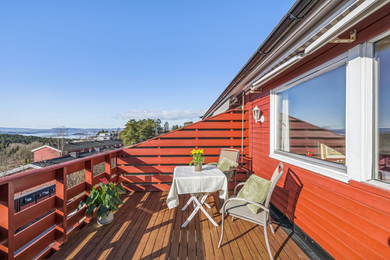 Utgang fra stue til stor vestvendt terrasse på ca. 13 kvm. Galleribilde