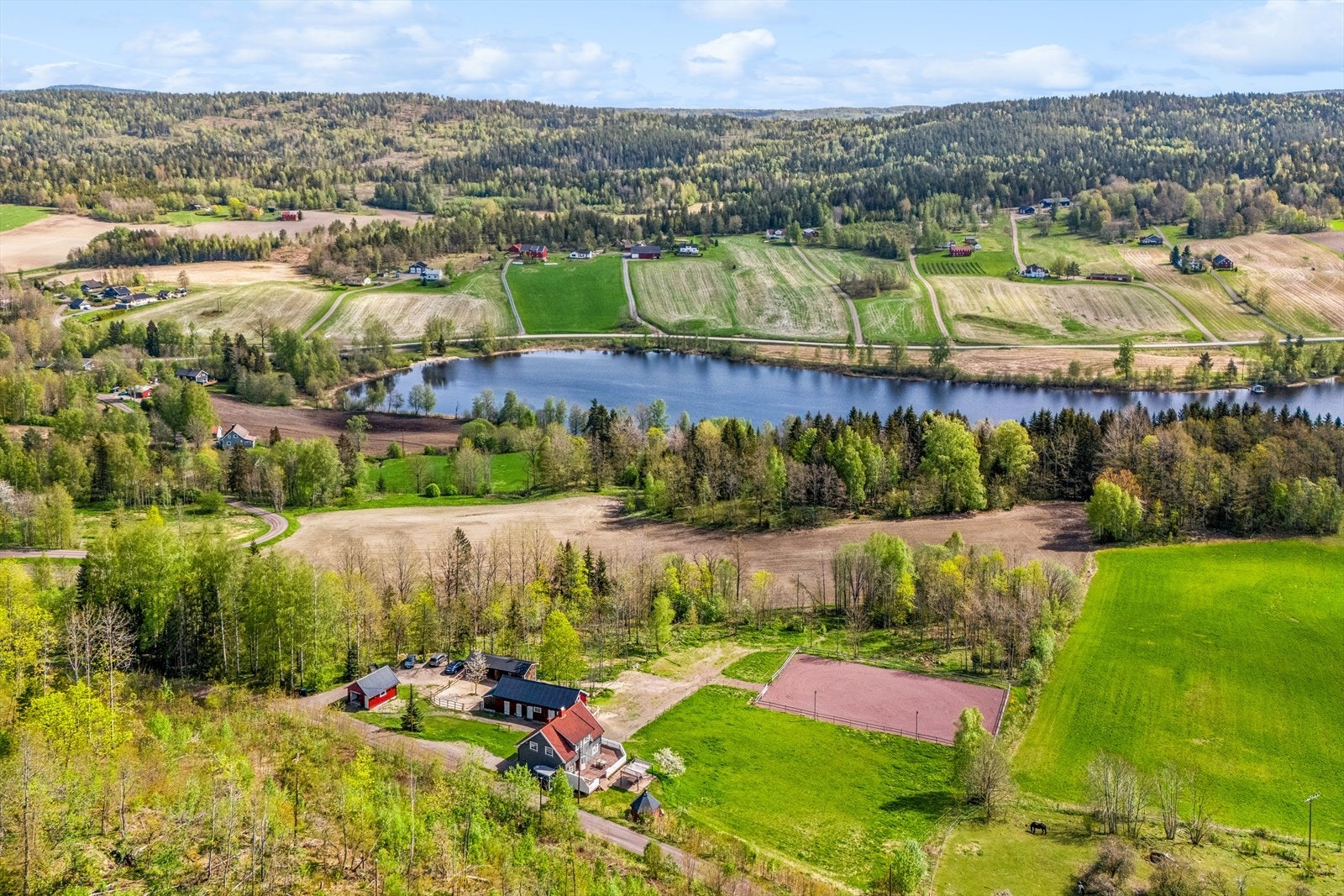 DNB Eiendom v/ Thea Allum og Truls Bøhle har gleden av å presentere Åkerholtbakkane 16 - En perle av en eiendom beliggende naturskjønt, landlig og tilbaketrukket, ca 9 km fra Hof sentrum. Galleribilde