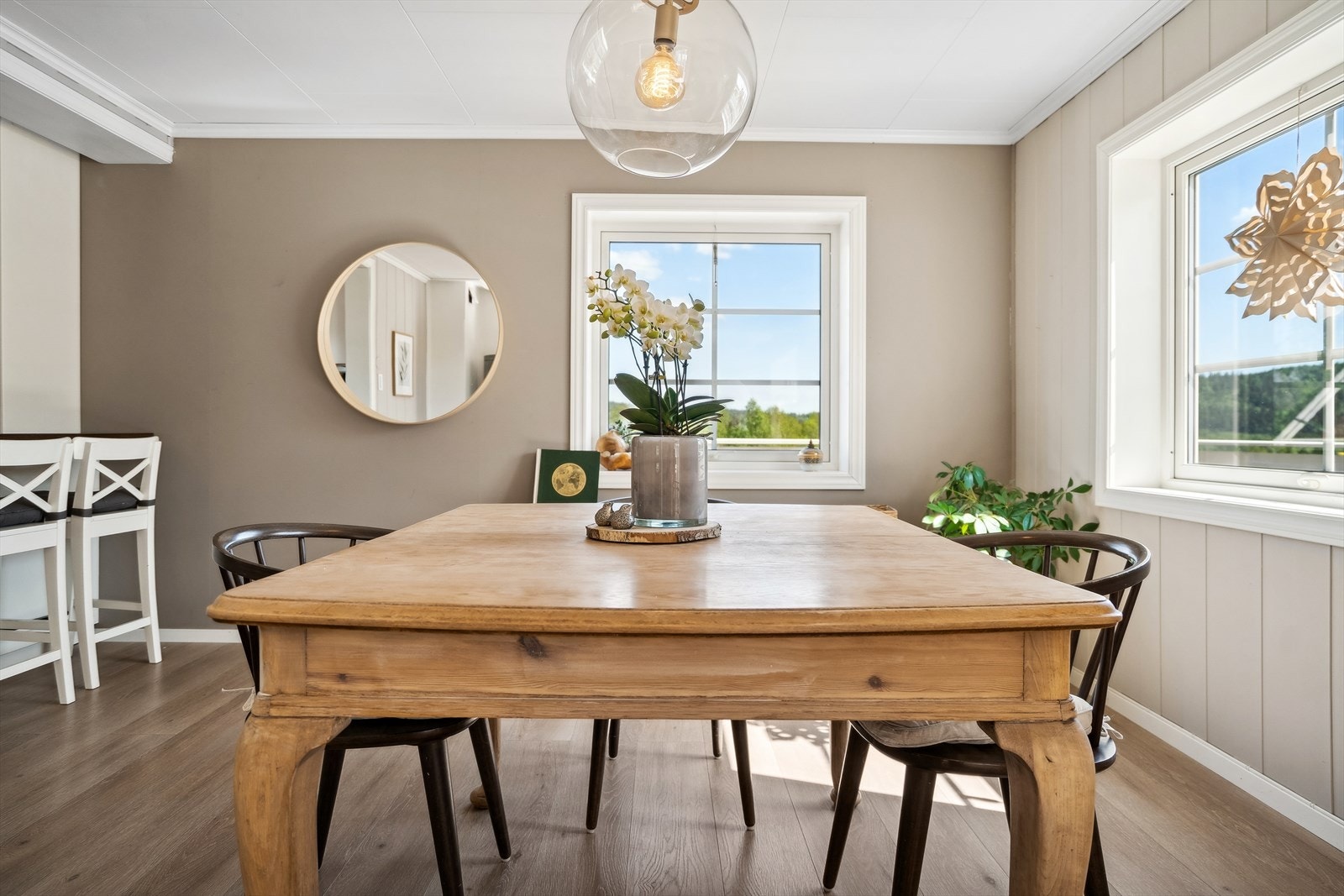 Lys og meget romslig stue/spisestue med flere innredningsmuligheter. Galleribilde