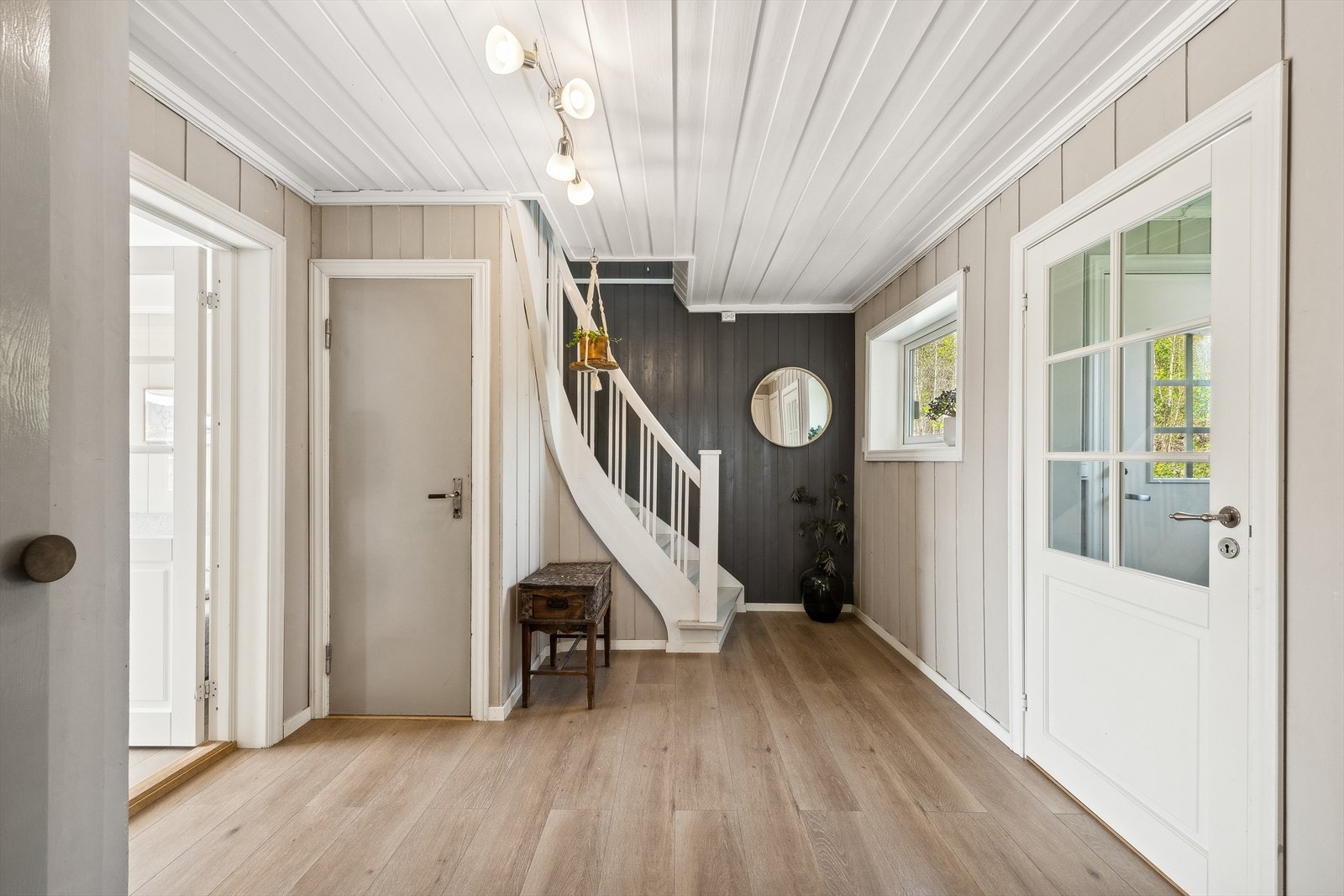 Stig på! Entréen gir et fint førsteinntrykk. Her er god plass til yttertøy og sko. Videre ankommer dere gang med trapp opp til loftsetasje og adkomst til trapperom ned til kjelleren. Galleribilde