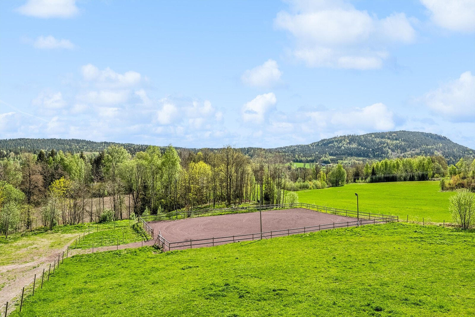 Stor ridebane nedenfor stallen. Galleribilde