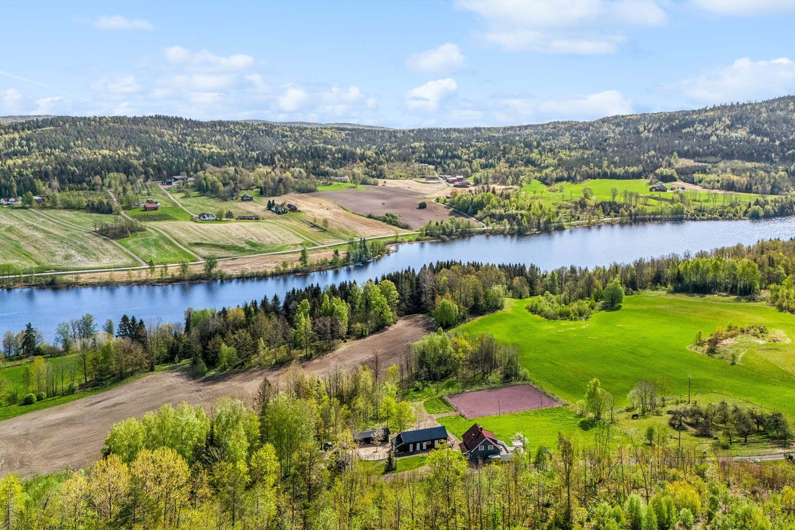 Eiendommen har en fantastisk beliggenhet - Naturskjønt, landlig og tilbaketrukket. Dette er småbruksidyll på sitt aller beste!
Et lite stykke øst for eiendommen ligger det idylliske Bergsvannet. Galleribilde