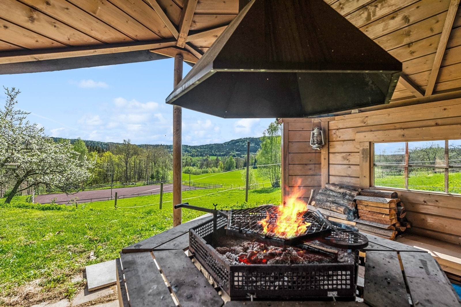 Koselig grillhytte på tomta. Galleribilde