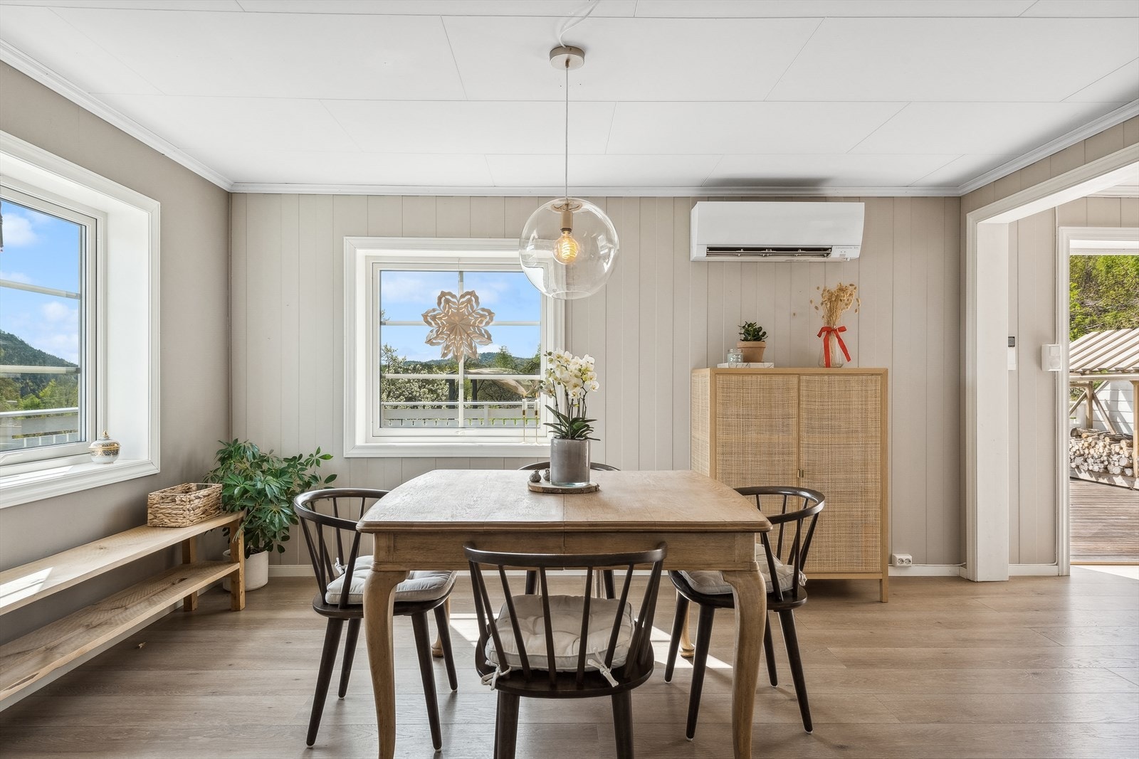 Det er montert varmepumpe og klebersteinsovn, for hygge og varme på kalde dager. Galleribilde