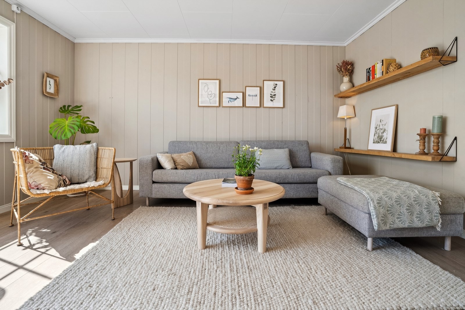 Rommet har god plass til både sofa og spisegruppe. Galleribilde