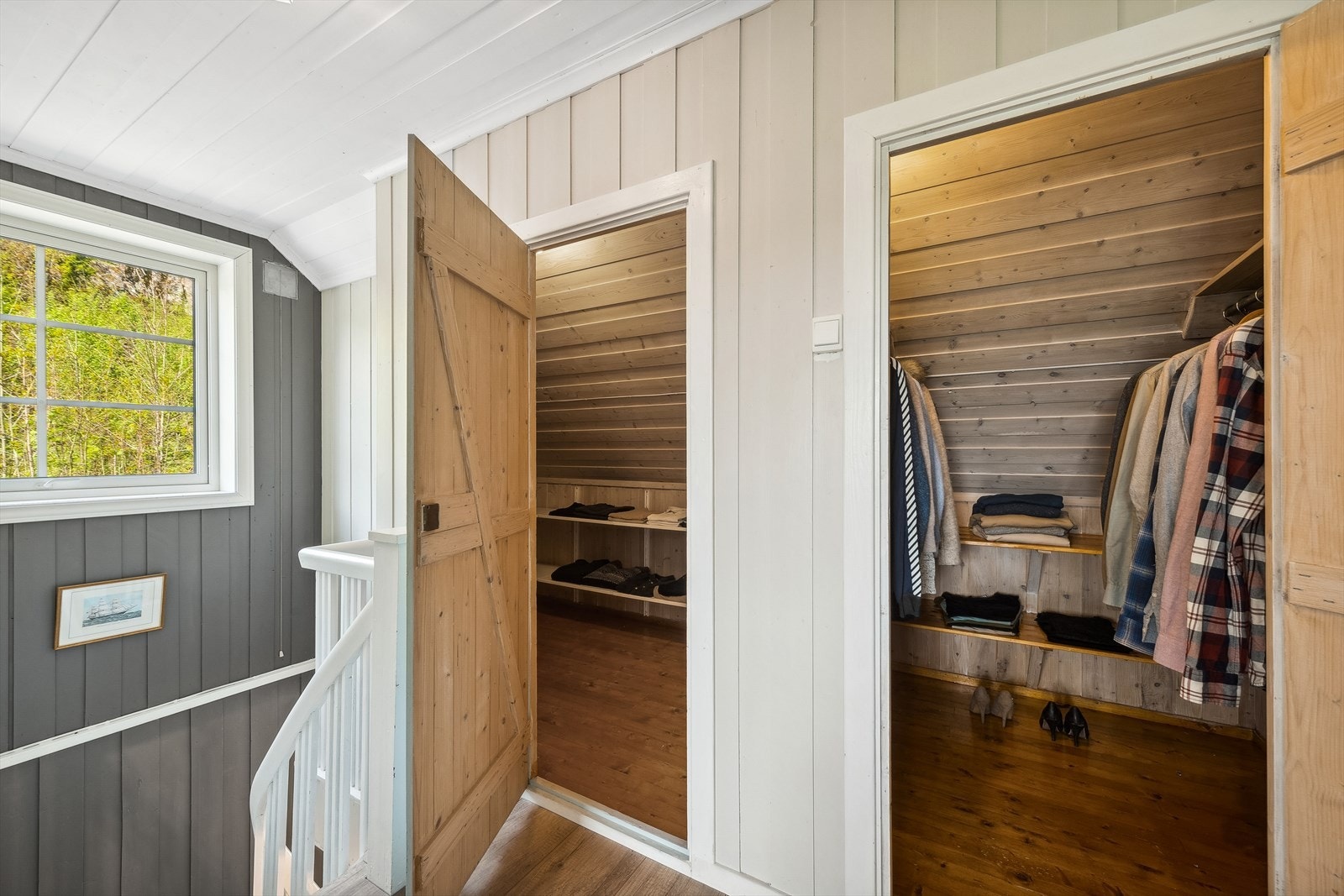 God oppbevaringsplass for klær o.l i to kott (uten målbare arealer). Galleribilde