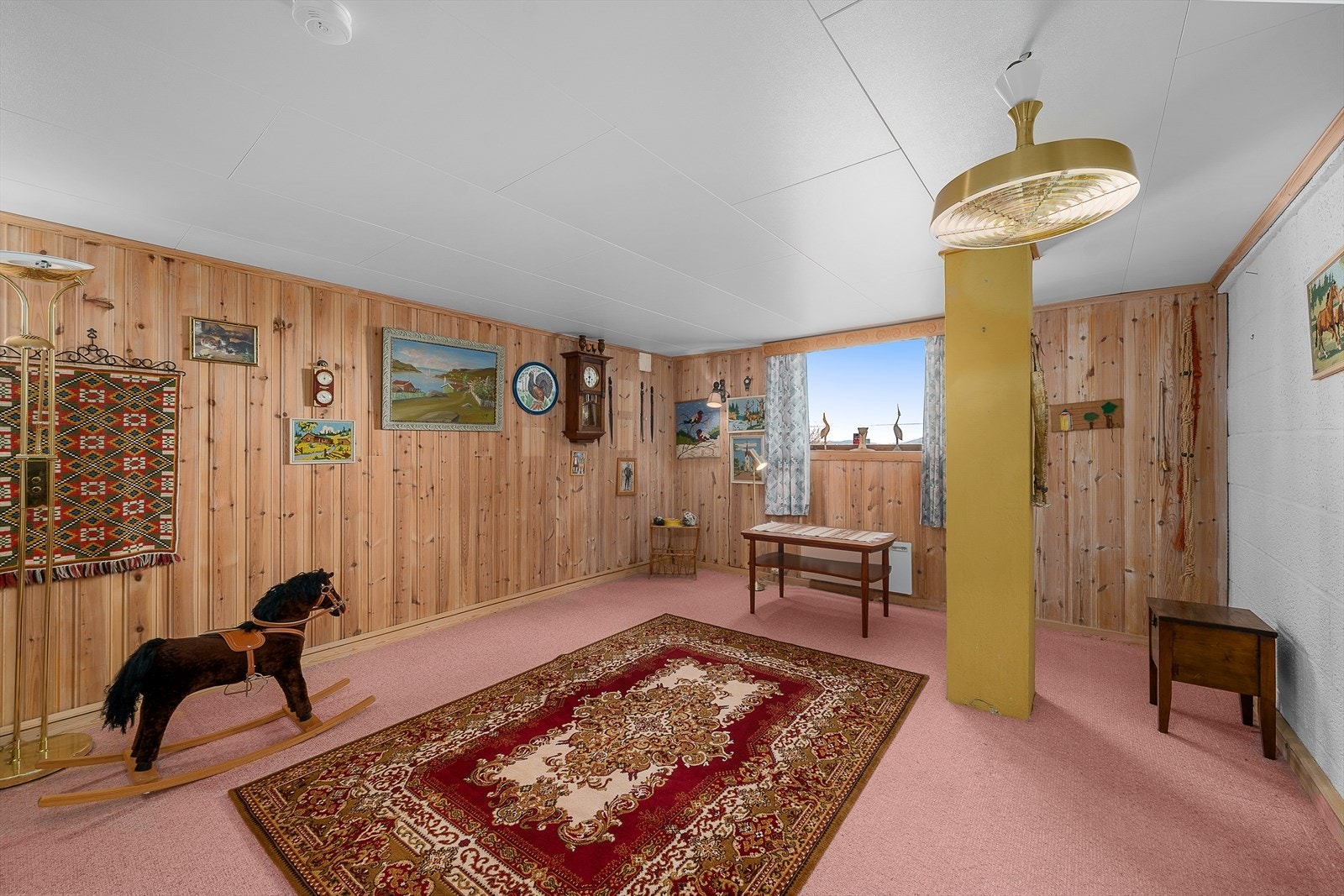 Det ene rommet i kjelleren er blitt innredet som kjellerstue. Galleribilde