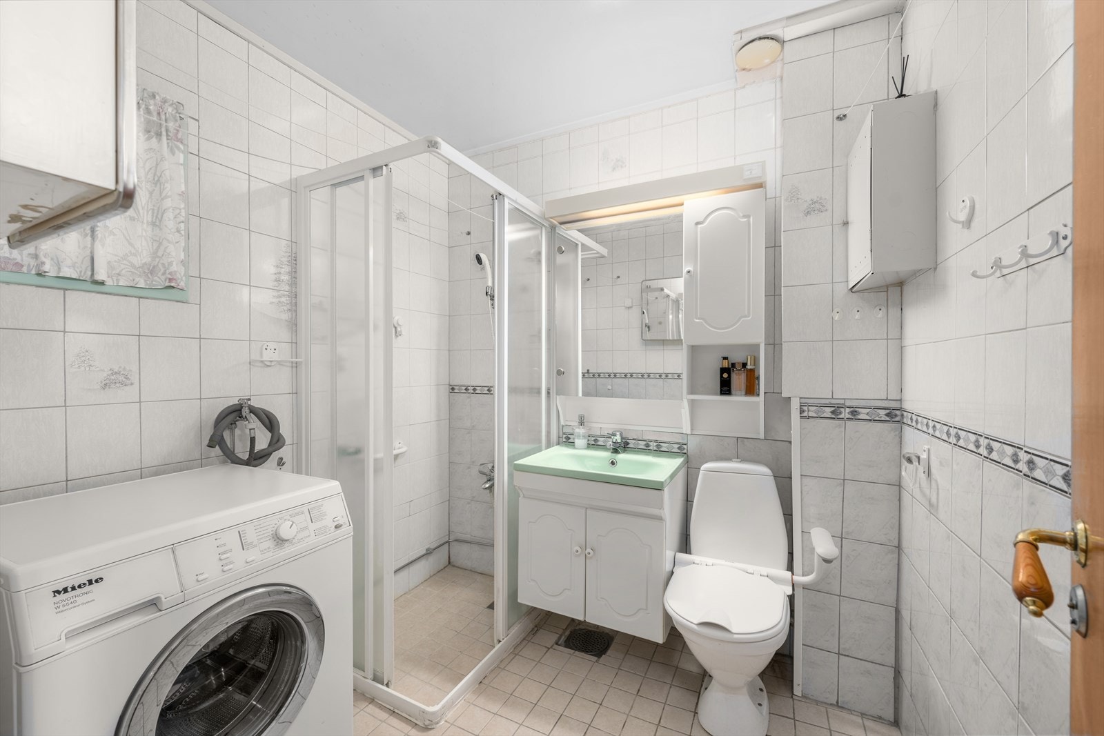 Eldre baderom fra ca. byggeår. Rommet har flislagte vegger og gulv, renovering må påregnes. Galleribilde