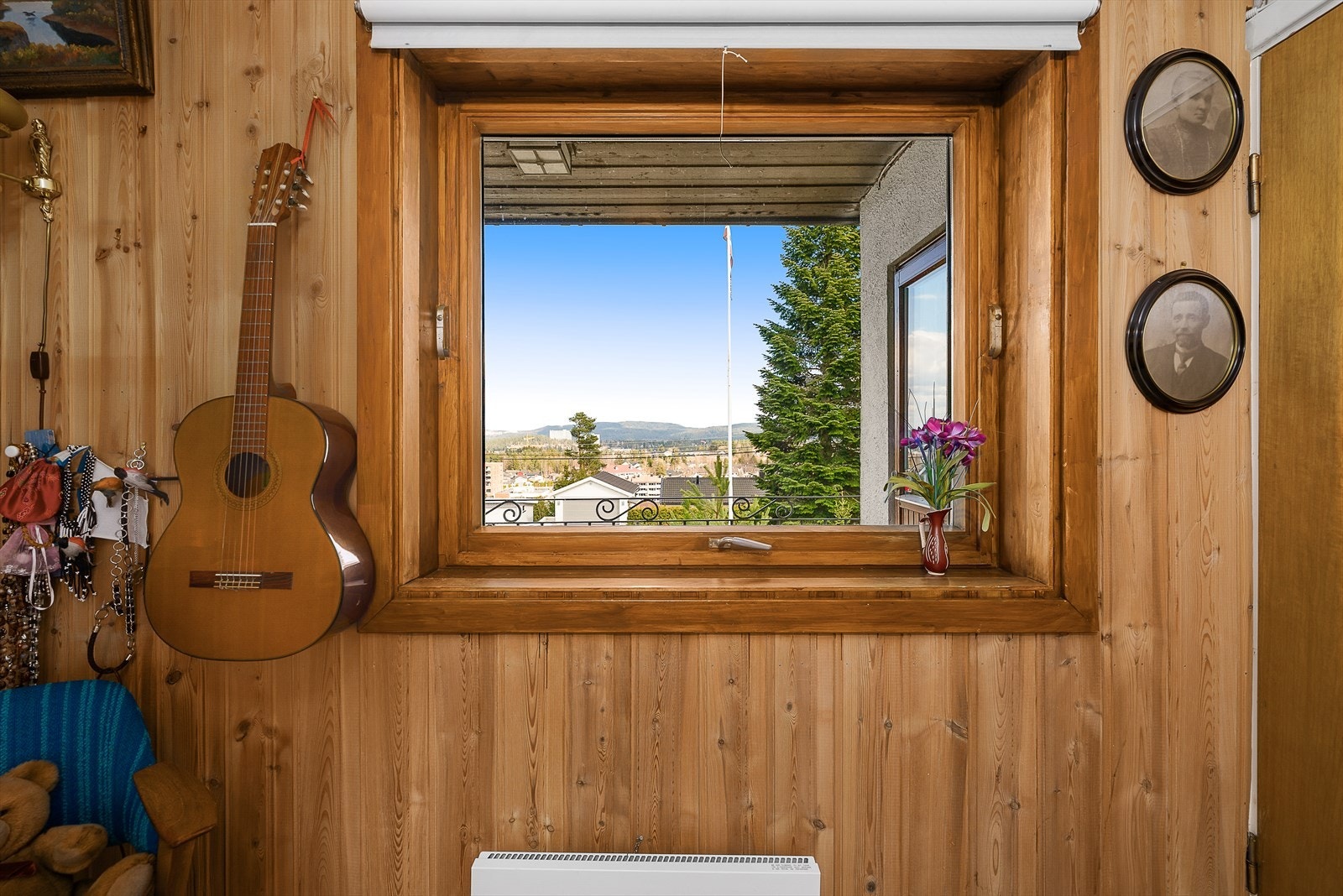 Rommet har plass til sofa, tv-bord og øvrig innredning. Galleribilde