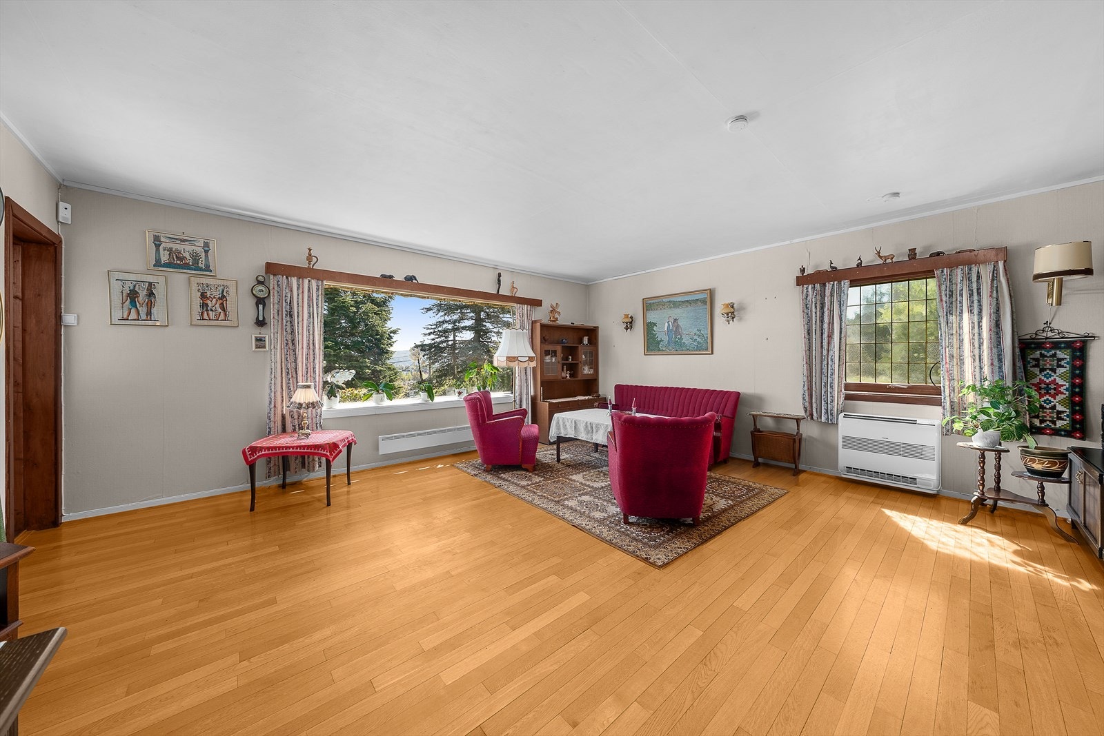 Boligens stue har store vindusflater som slipper inn rikelig med lys. Galleribilde