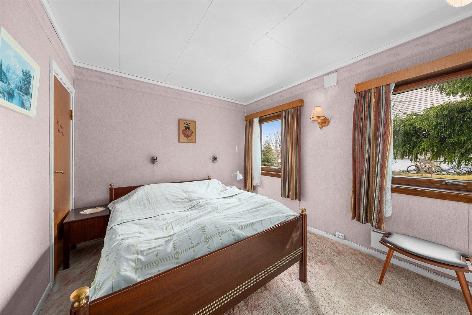 Etasjen har to soverom. Rommene har plass til seng, nattbord, garderobe og evt. skrivebord. Opprinnelig var det ene rommet delt i to, slik at etasjen hadde tre soverom. Galleribilde