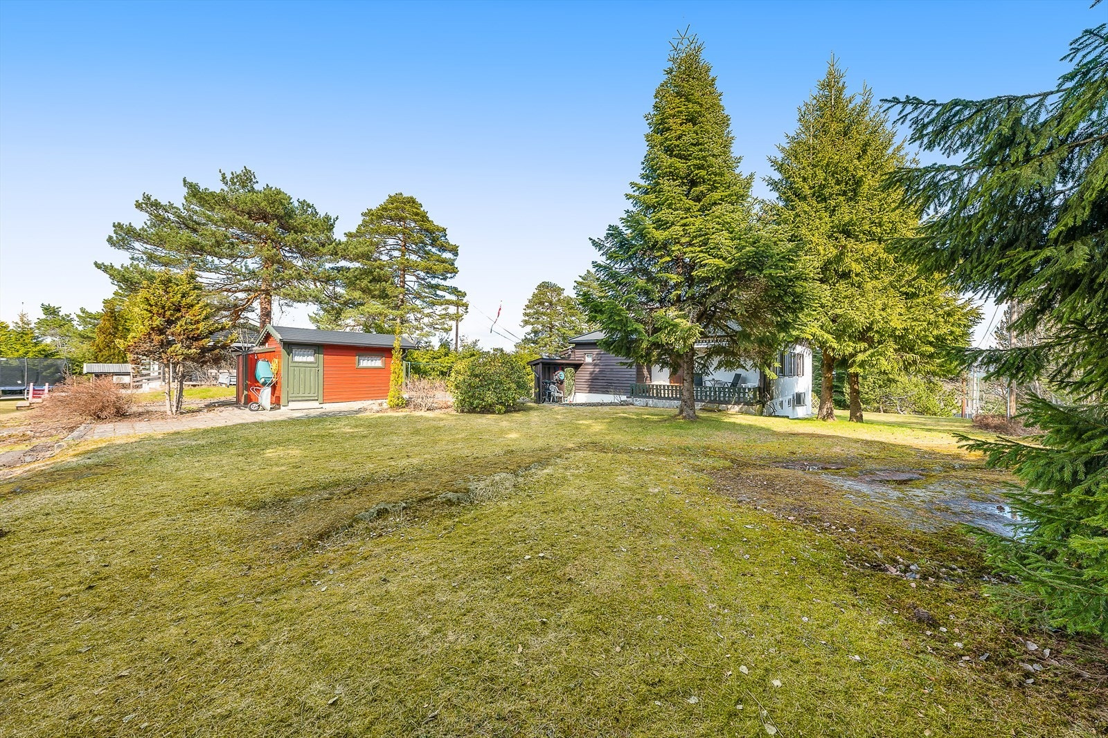 Eiendommen har en svært stor hage. Galleribilde