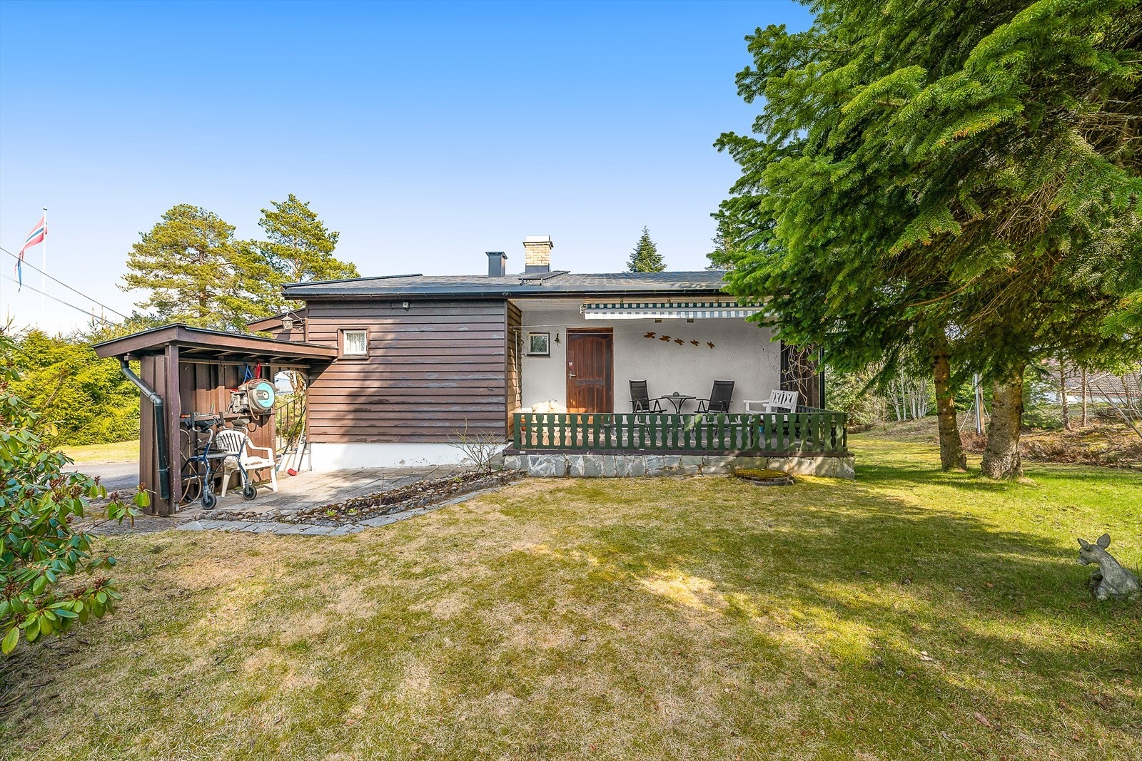 Boligen har et hyggelig inngangsparti med en adkomstterrasse på 14kvm. Galleribilde