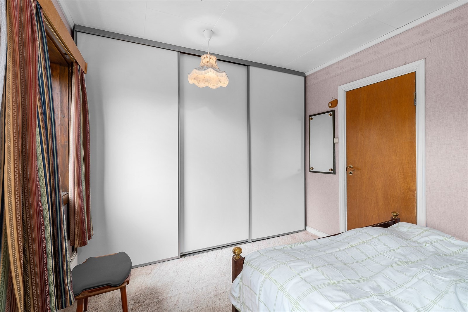 Det er etablert skyvedørsgarderobe i det ene rommet. Galleribilde