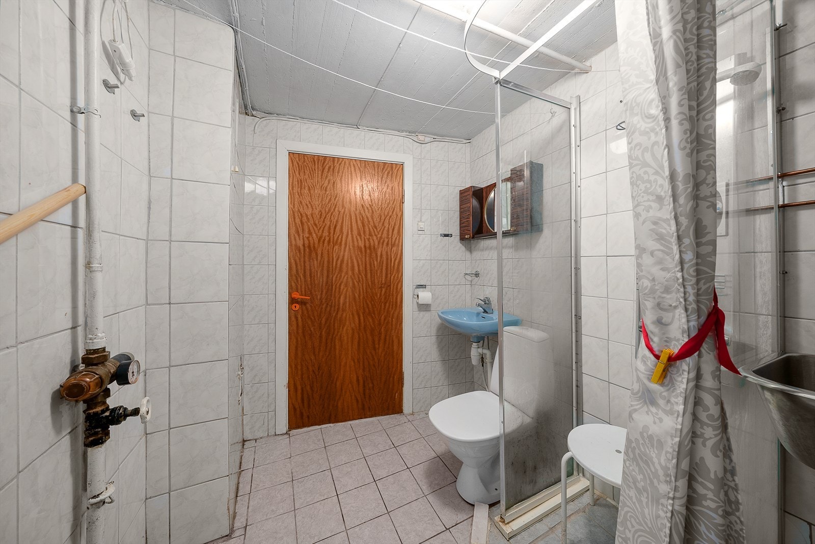 I kjelleren er det inngang til et bad med badstu. Rommet har flislagt gulv og vegger, og ble trolig pusset opp rundt 80-tallet. Galleribilde