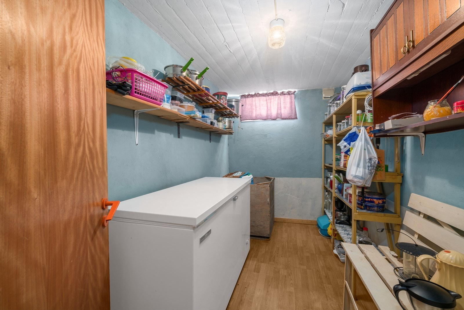 Øvrig areal i etasjen benyttes som bodareal/lagring. Galleribilde