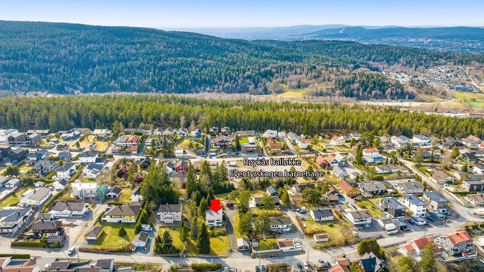 Nærområdet. Umiddelbar nærhet til Røykås balløkke og Eventyrskogen barnehage. Galleribilde