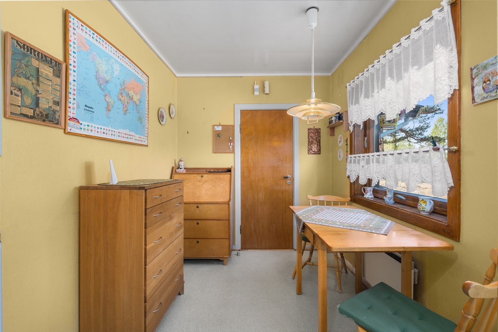 Det er plass til spisebord ved vinduet. Galleribilde