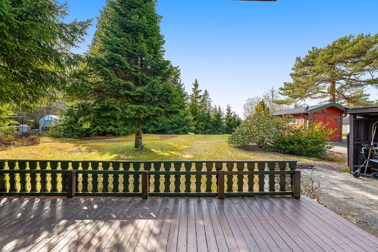 Her er det plass til å sette utemøbler. Utsikt utover hagen. Galleribilde