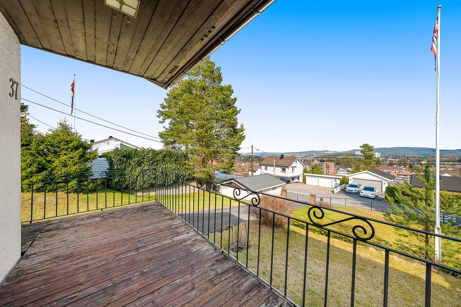 Flott utsikts tomt. Fra stuen er det utgang til balkong på 11,5 kvm. Galleribilde