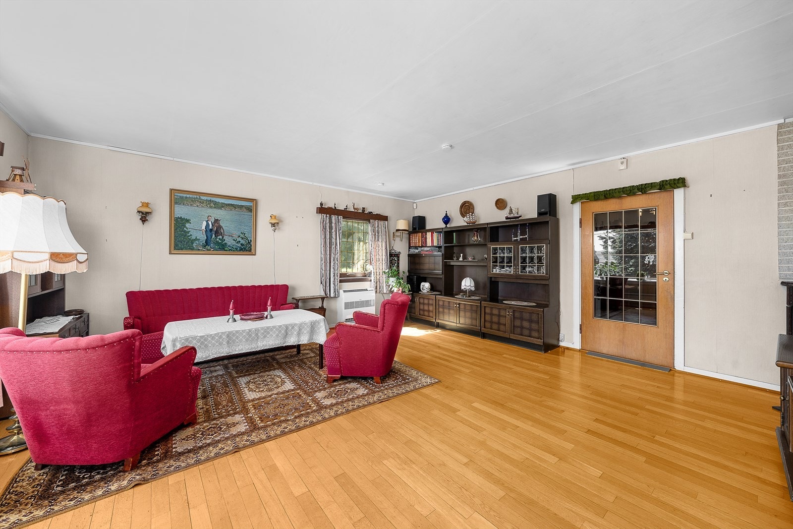 Rommet har plass til sofa, tv-møbel og spisegruppe. Galleribilde