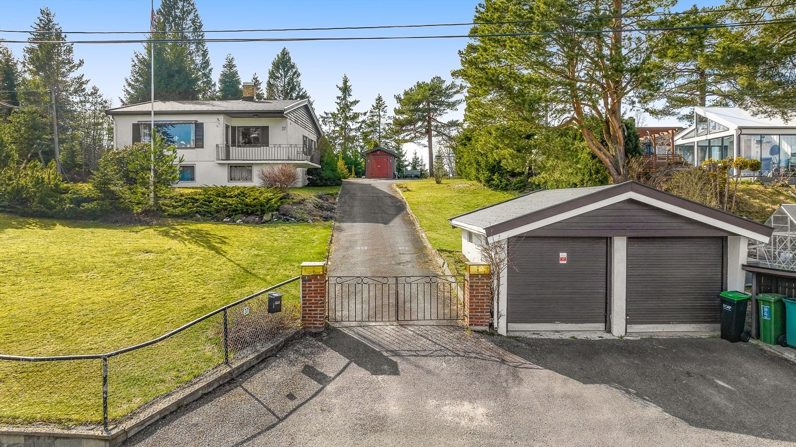 Dobbel garasje på 39 m², samt en utebod på 9 m². Bred og noe skrånende tomt. Galleribilde