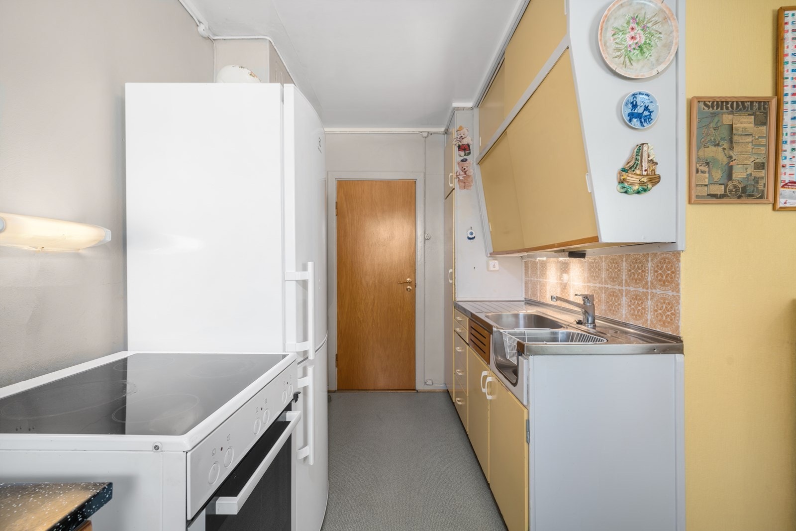 Det er plass til frittstående komfyr og kjøl/frys. I benken er det tilkoblet oppvaskkum av stål med 1-greps blandebatteri og avløpsrør av plast. Galleribilde