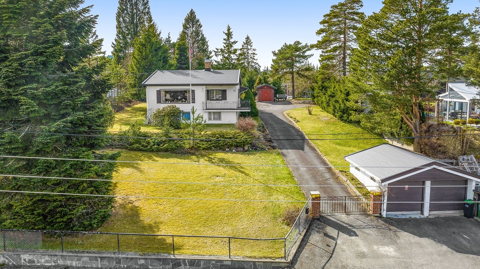 Velkommen til Østaveien 37, oppussingsobjekt med eiendom på totalt 2140 m² og utsikt! Antatt utviklings potensiale. Galleribilde