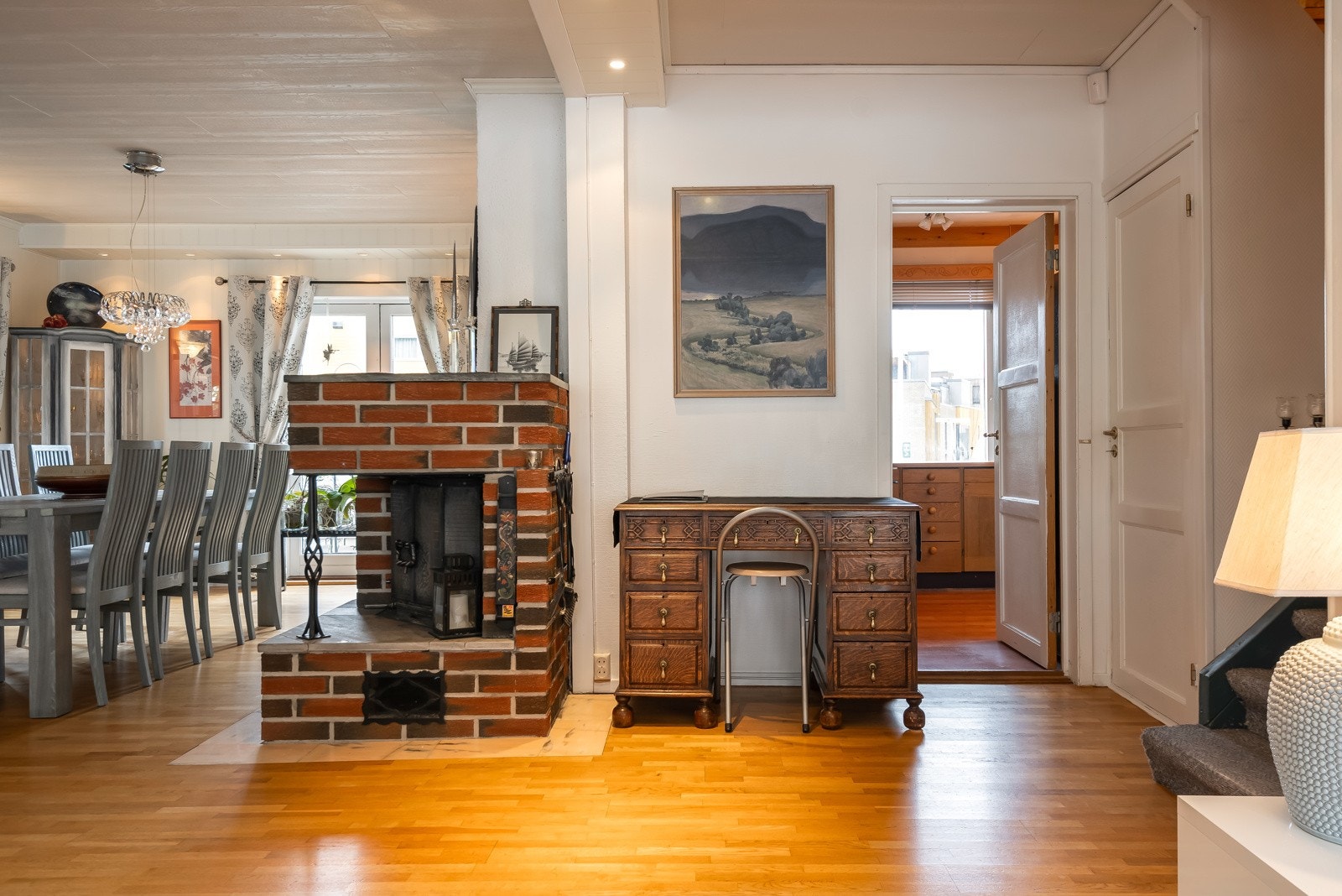 Det er parkett i hovedetasjen. Galleribilde