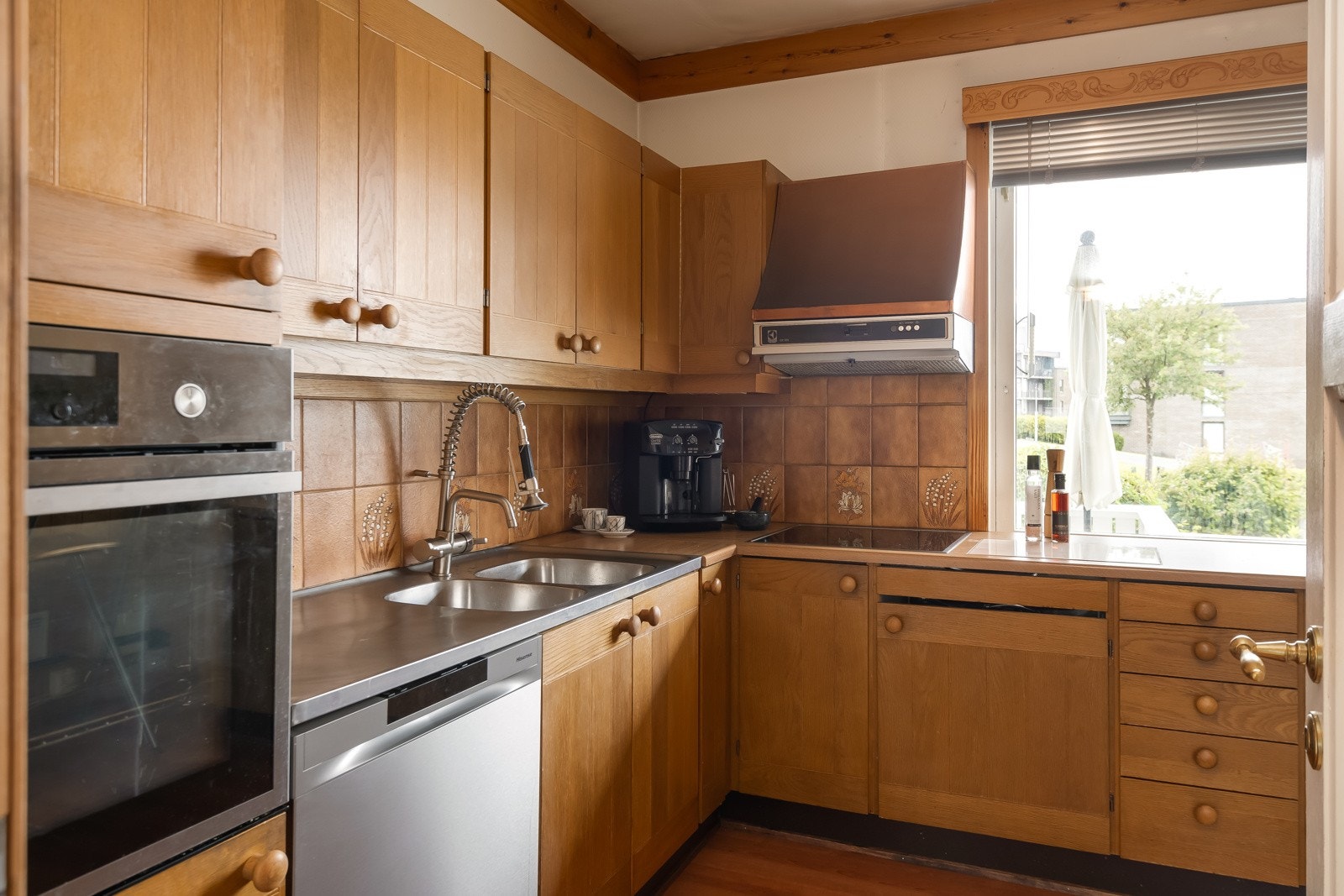 Kjøkken med mye skap- og benkeplass. Galleribilde