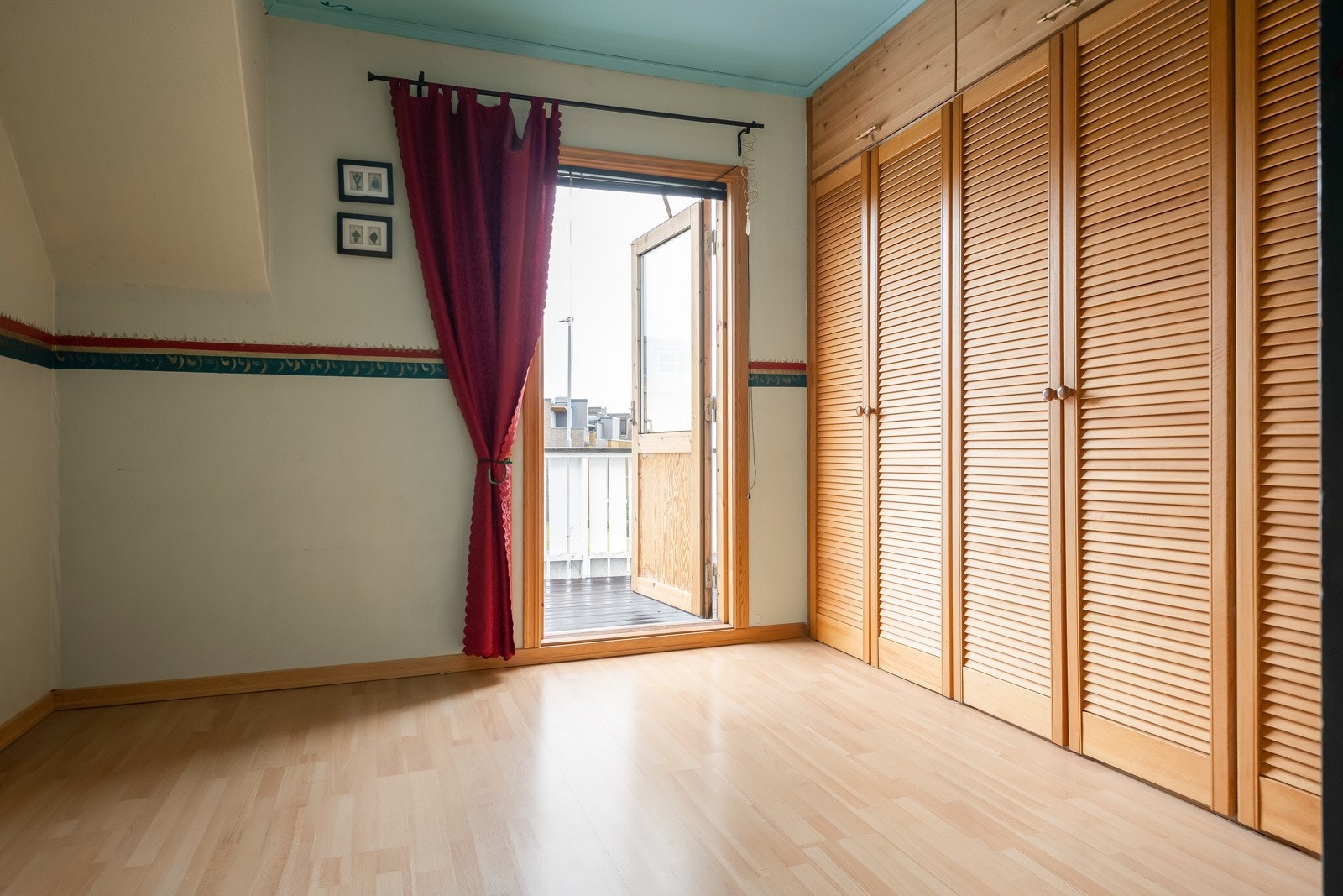 Et av soverommene har utgang til egen veranda. Galleribilde