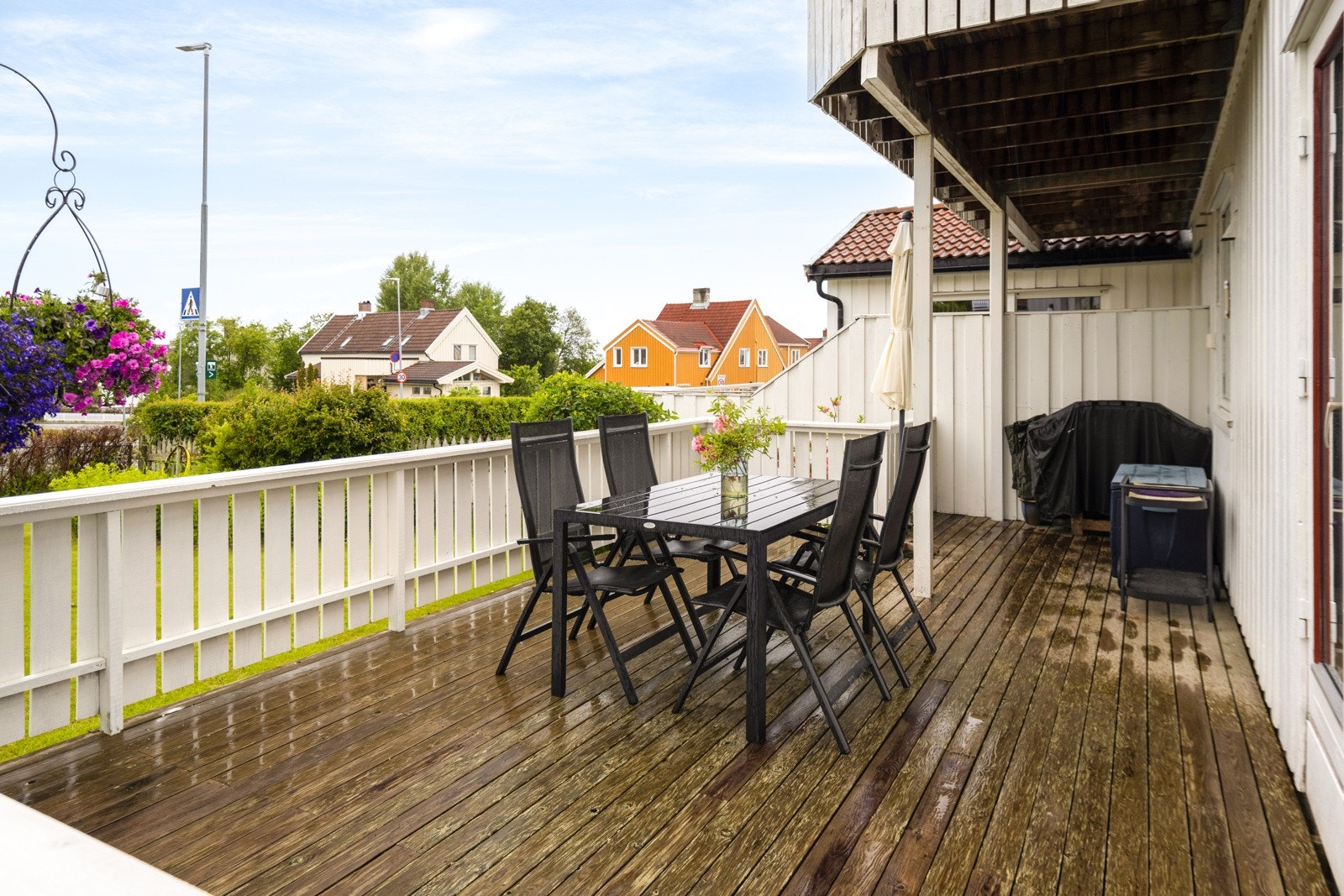 Solrik terrasse også på fremsiden (25 kvm). Galleribilde