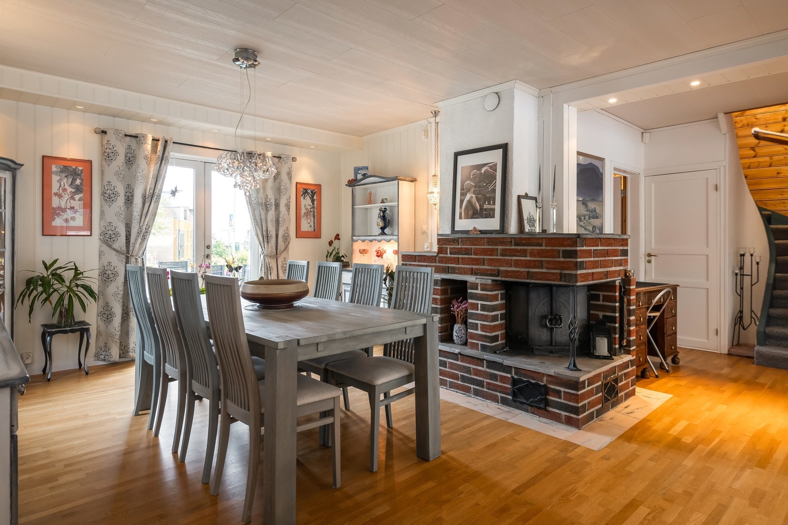 I stuen er det en eldre peis. Galleribilde