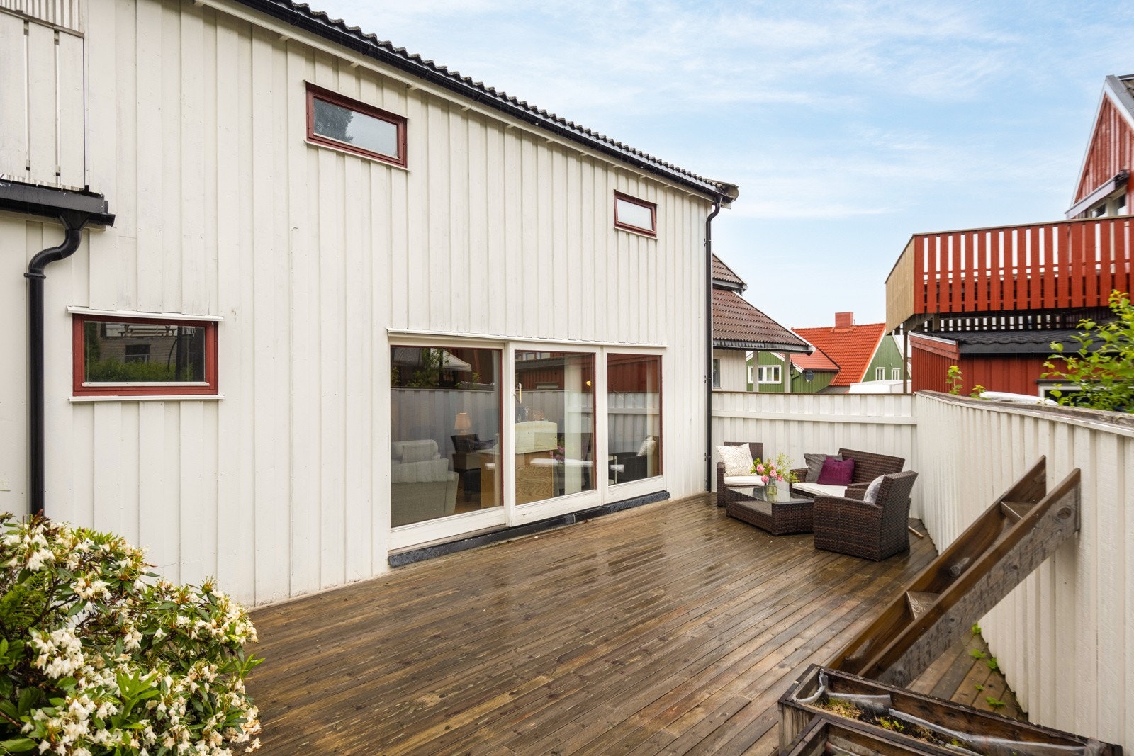 Boligen har to terrasser. Den største er på baksiden og er 33 kvm. Galleribilde