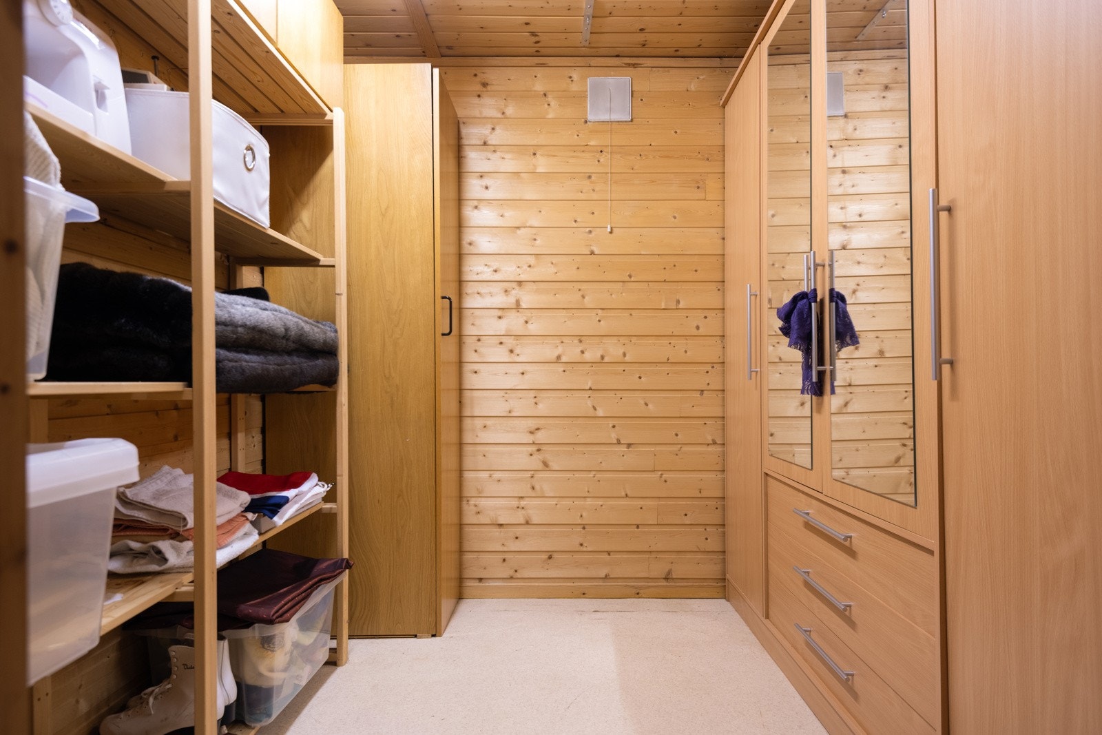 I kjelleren er det tre boder på ca. 5-15 kvm, i tillegg til hobbyrom og vaskerom. Galleribilde