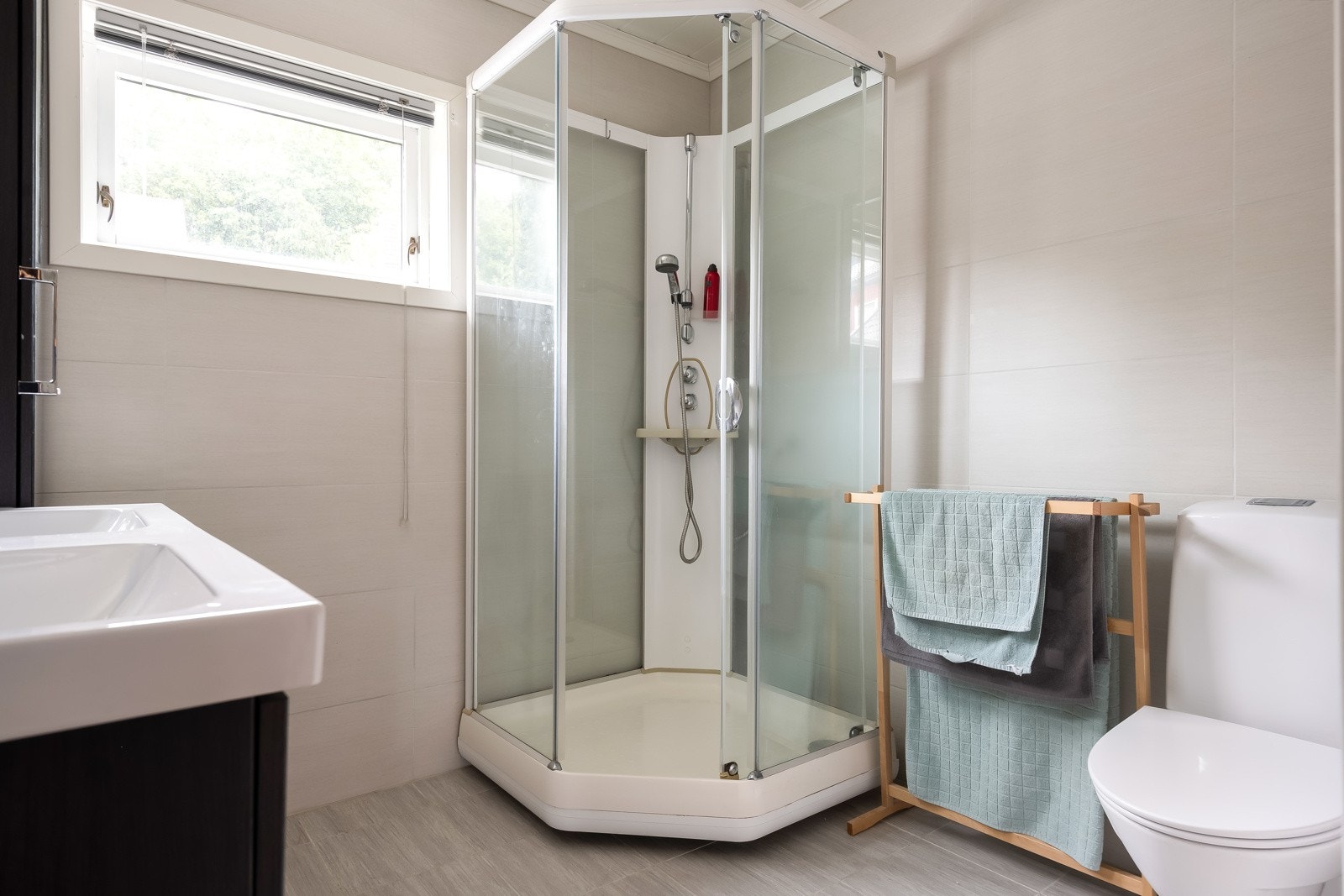 Badet inneholder innredning med servant, toalett og dusjkabinett. Galleribilde