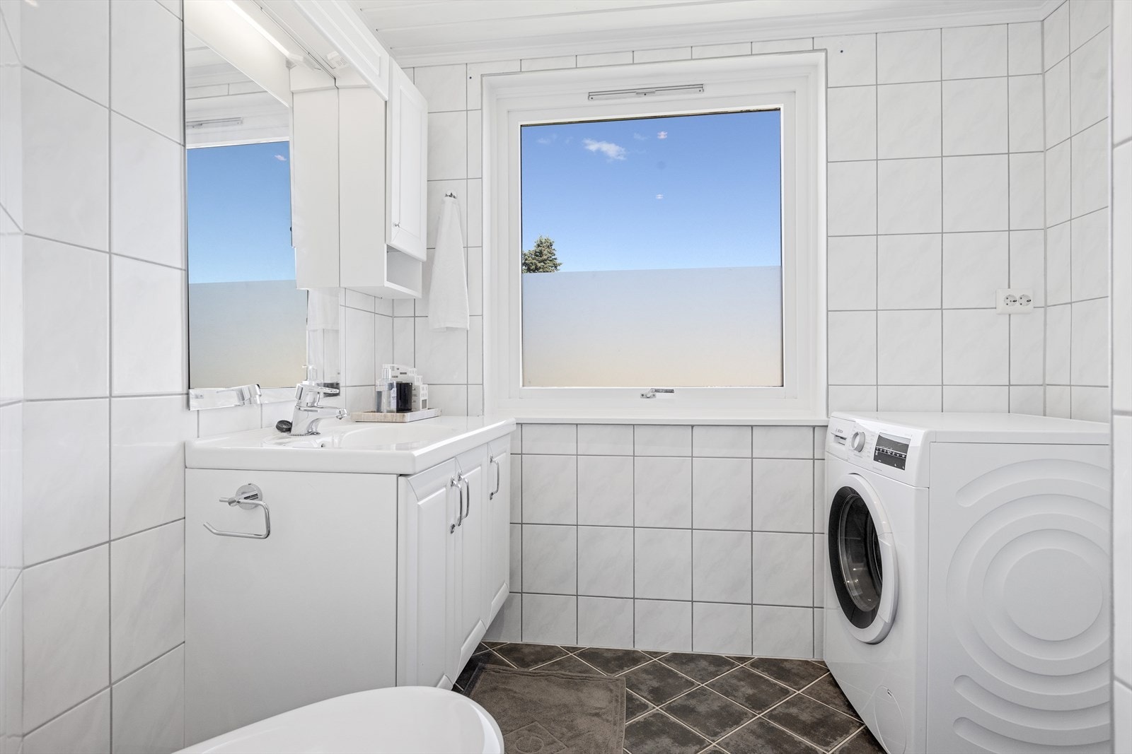Opplegg for vaskemaskin som gjør det praktisk og enkelt å få gjort klesvasken. Badene kombinerer funksjonalitet med stil, og gir deg en praktisk og vakker plass for personlig pleie. Galleribilde