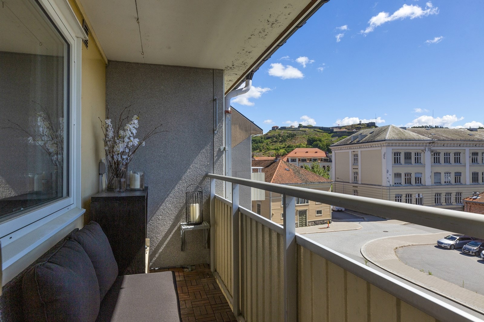 Fra stuen er det adkomst ut til en solrik veranda med utsikt til festningen, noe som gir deg en sømløs overgang mellom innendørs og utendørs livsstil. Galleribilde